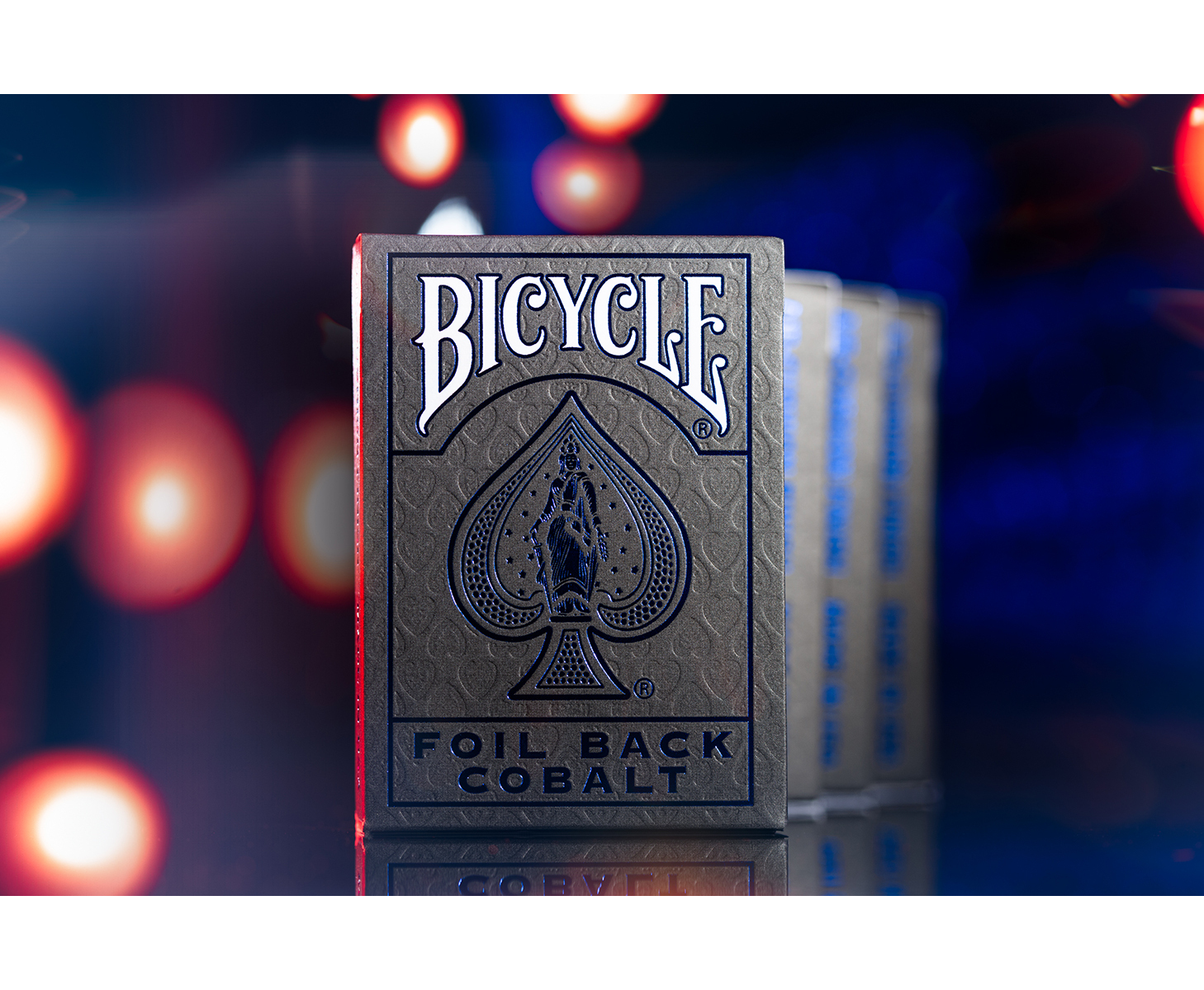 Kartenspiel mit Pik-Design. Metallischer Folienrücken und Kobaltdruck. Marke Bicycle.