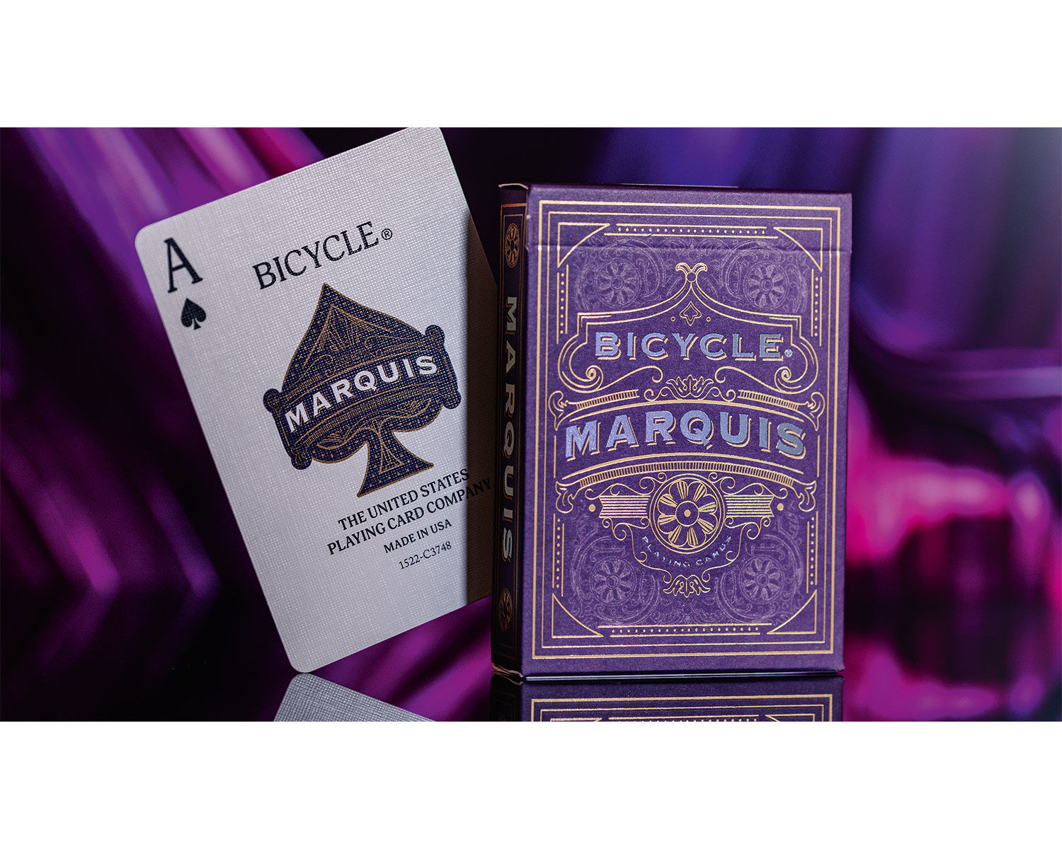 Ein Kartenspiel Bicycle Marquis mit einem Pik-Ass im Vordergrund.