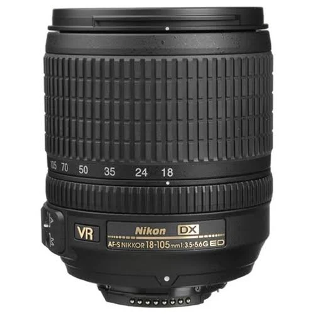 Un objetivo Nikon negro con marcas de distancia focal. Anillos visibles y una montura de objetivo están presentes.