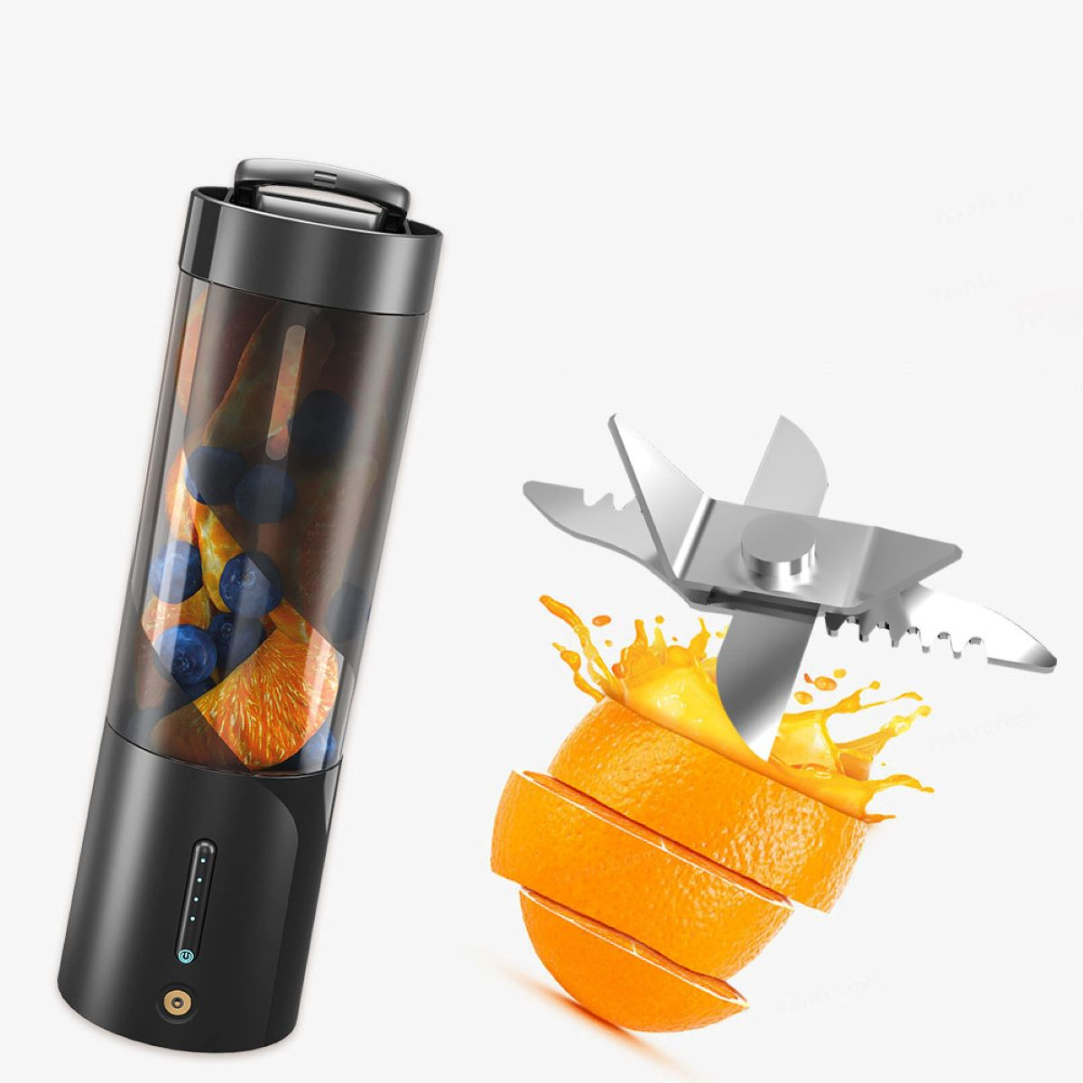 Ein schwarzer Mixer mit Fruchtstücken im Inneren und einer abgetrennten Klinge mit Orangenscheiben.
