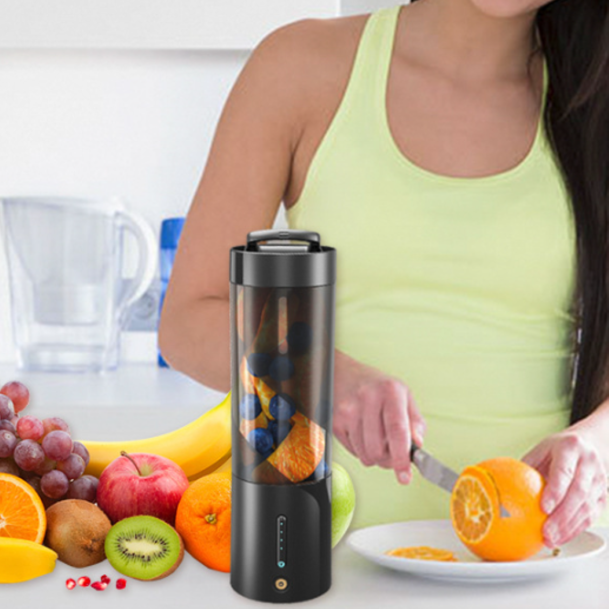 Eine Person schneidet eine Orange neben einem Smoothie-Maker mit Früchten auf weißer Oberfläche.