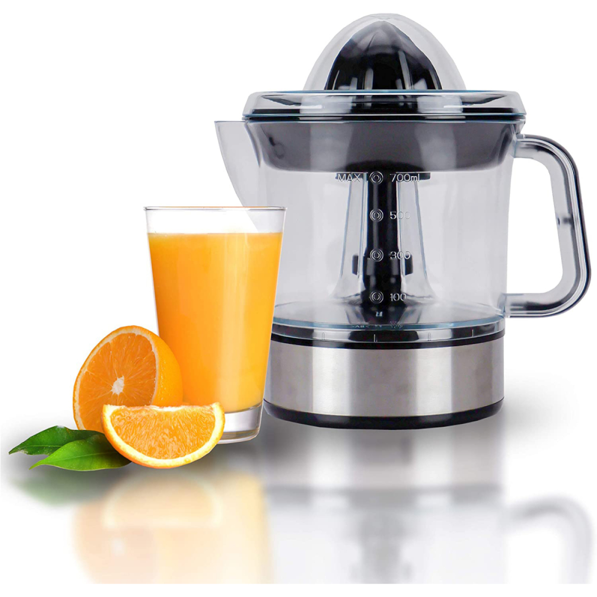Orangenpresse. Ein Glas Saft, Orangenscheiben und die Saftpresse in der Mitte.