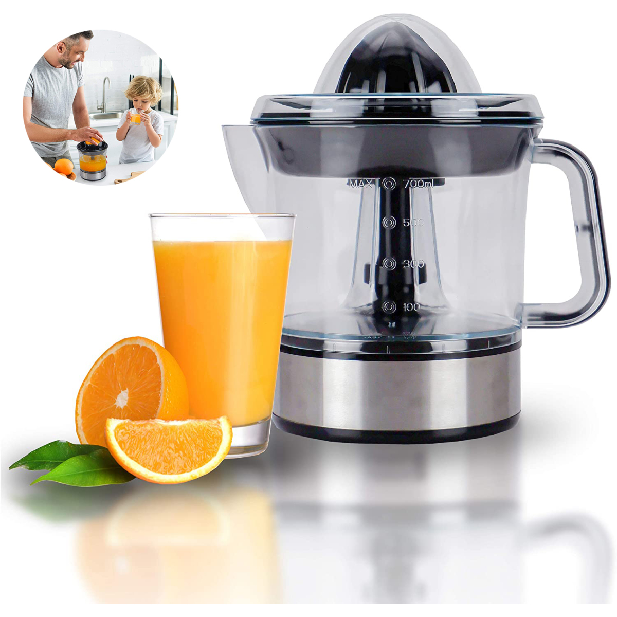 Orangenpresse mit Orangen und einem Glas Saft. Personen im Hintergrund.