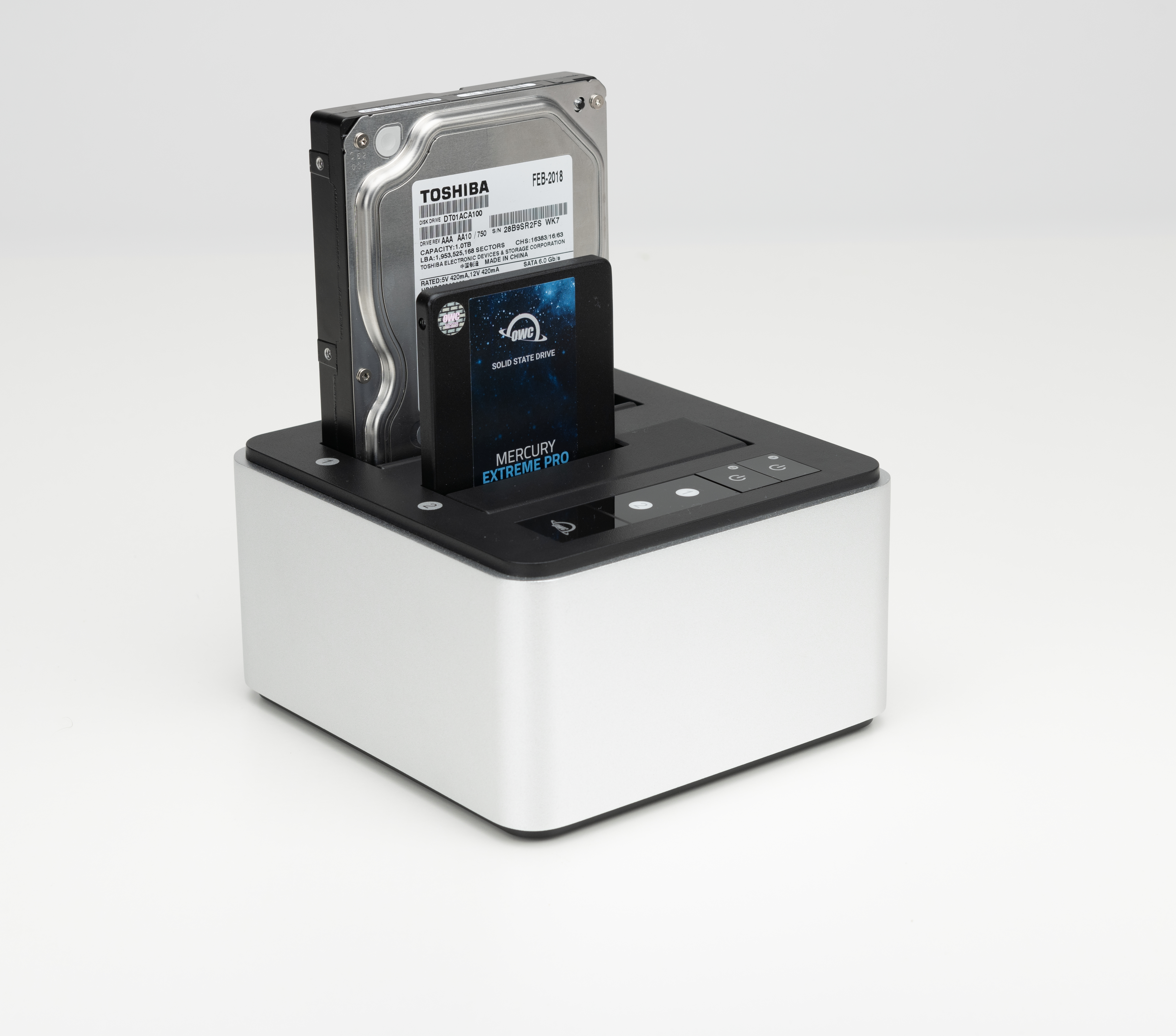 Silber-schwarze Festplatten-Dockingstation mit eingelegter Festplatte und SSD.