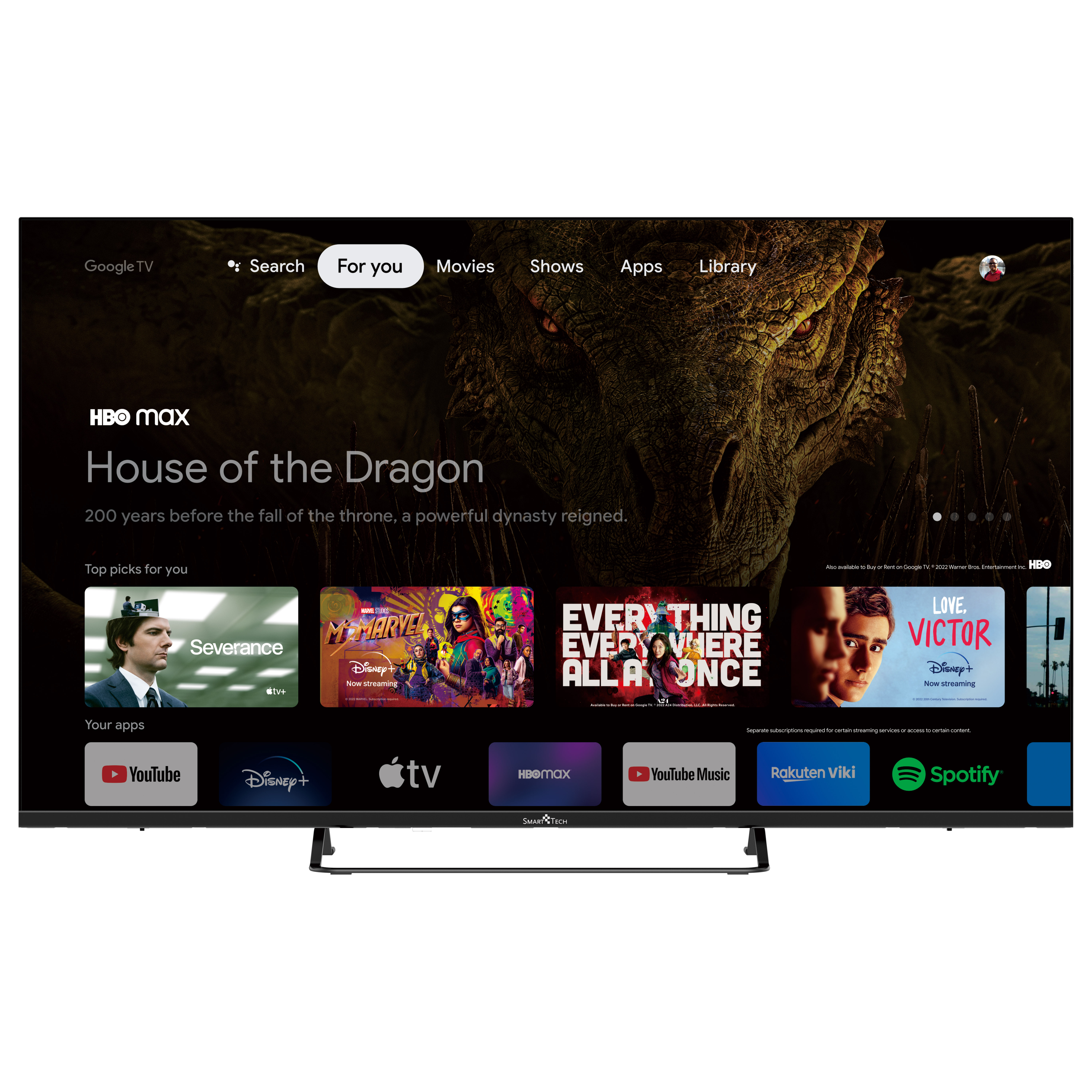 Un televisor grande muestra contenido de HBO Max. En la pantalla se muestran aplicaciones como YouTube, Disney+ y Spotify.