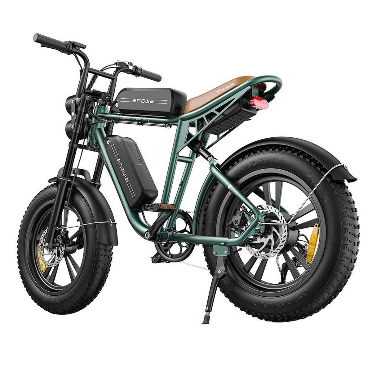 Ein grünes Elektromotorrad mit schwarzen Reifen. Der Sitz ist braun, der Hintergrund weiß.