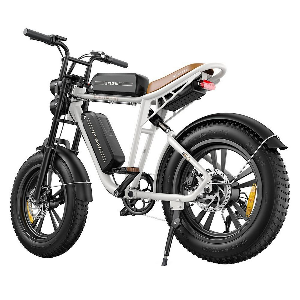 Ein weißes Elektromotorrad mit schwarzen Reifen und Akzenten. Hat braunen Sitz und einen Akku.