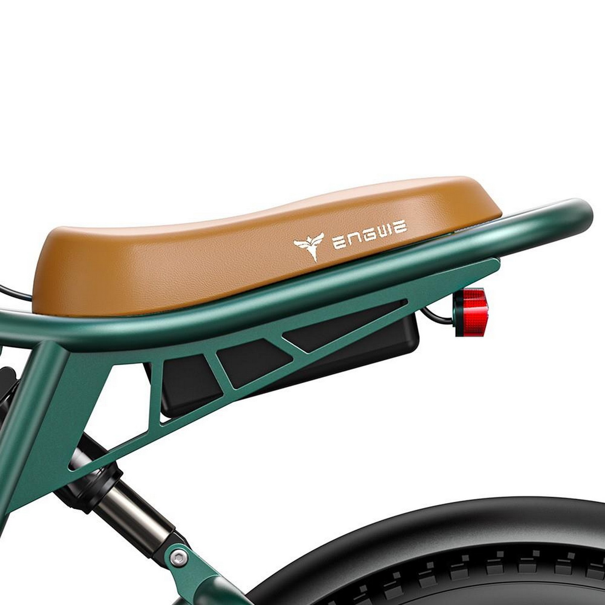 E-Bike mit braunem Sitz und grünem Rahmen. Der Hintergrund ist verschwommen, Szene im Freien.