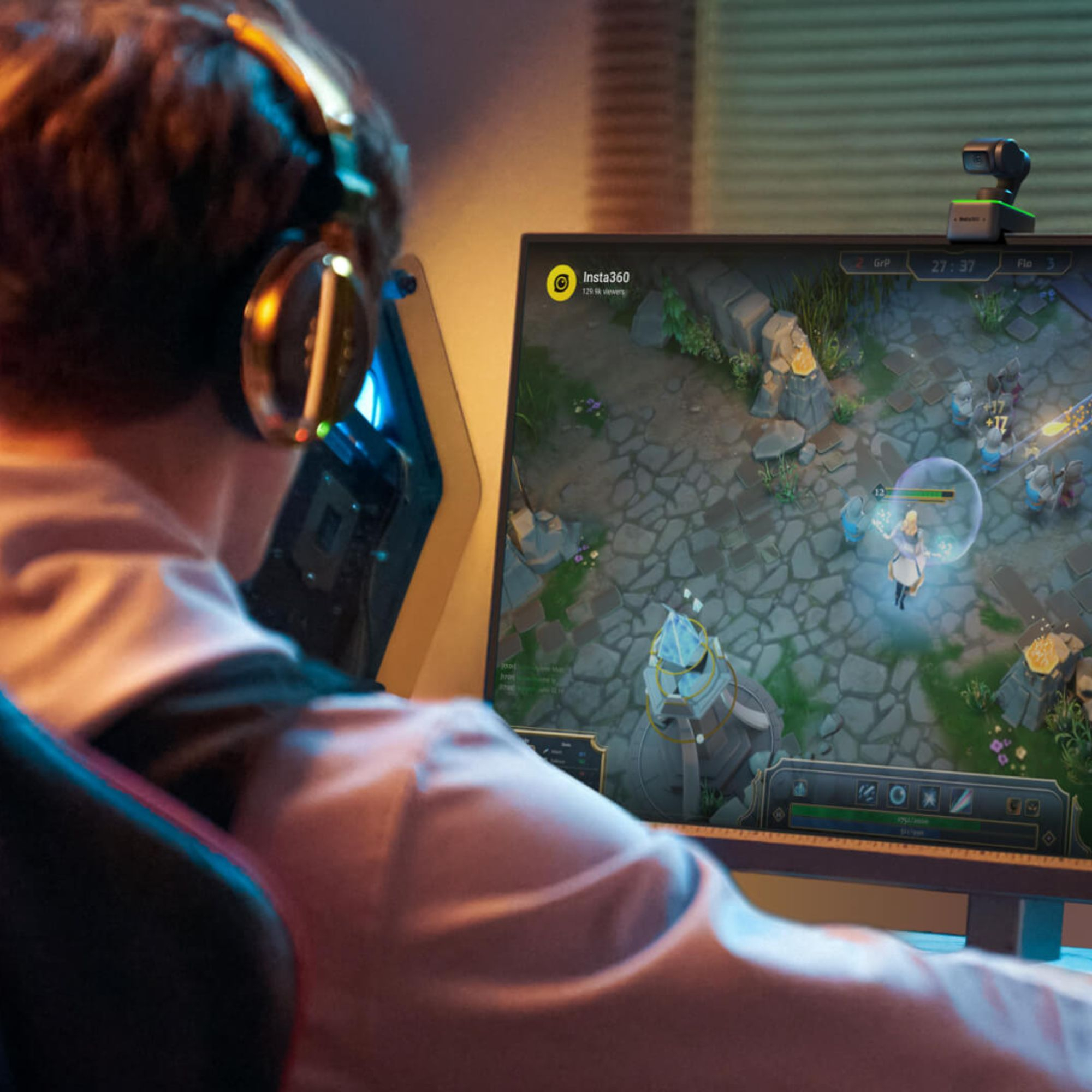 Una persona con le cuffie sta giocando a un gioco al computer. Lo schermo mostra un gioco con personaggi.