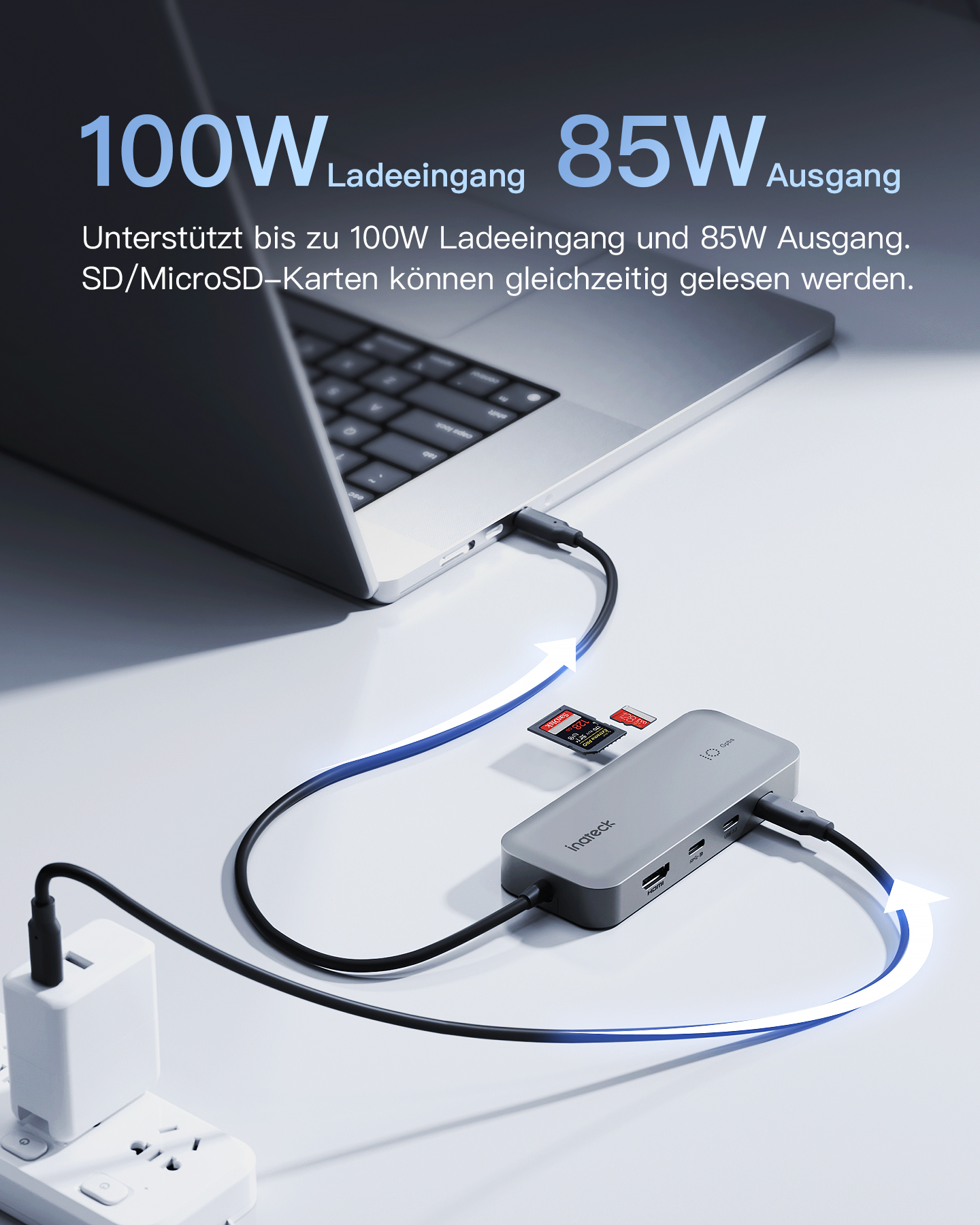 Ein Laptop, der mit einem Hub mit SD-Kartenleser und einem Netzteil verbunden ist. Text zeigt die Leistungsaufnahme und -abgabe an.