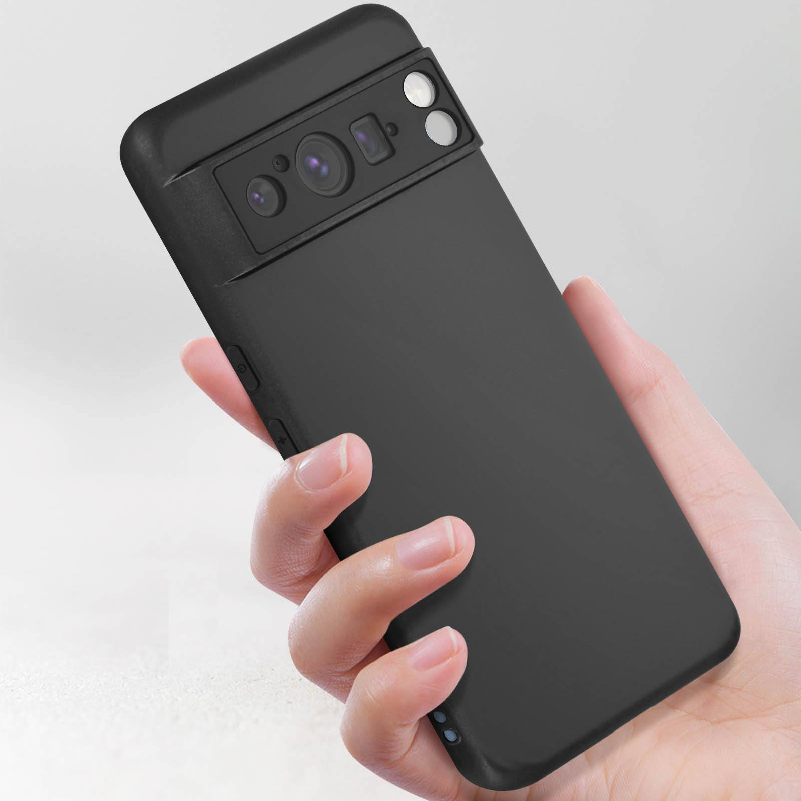 Una custodia per telefono nera tenuta in mano. La custodia ha una sezione fotocamera rialzata.