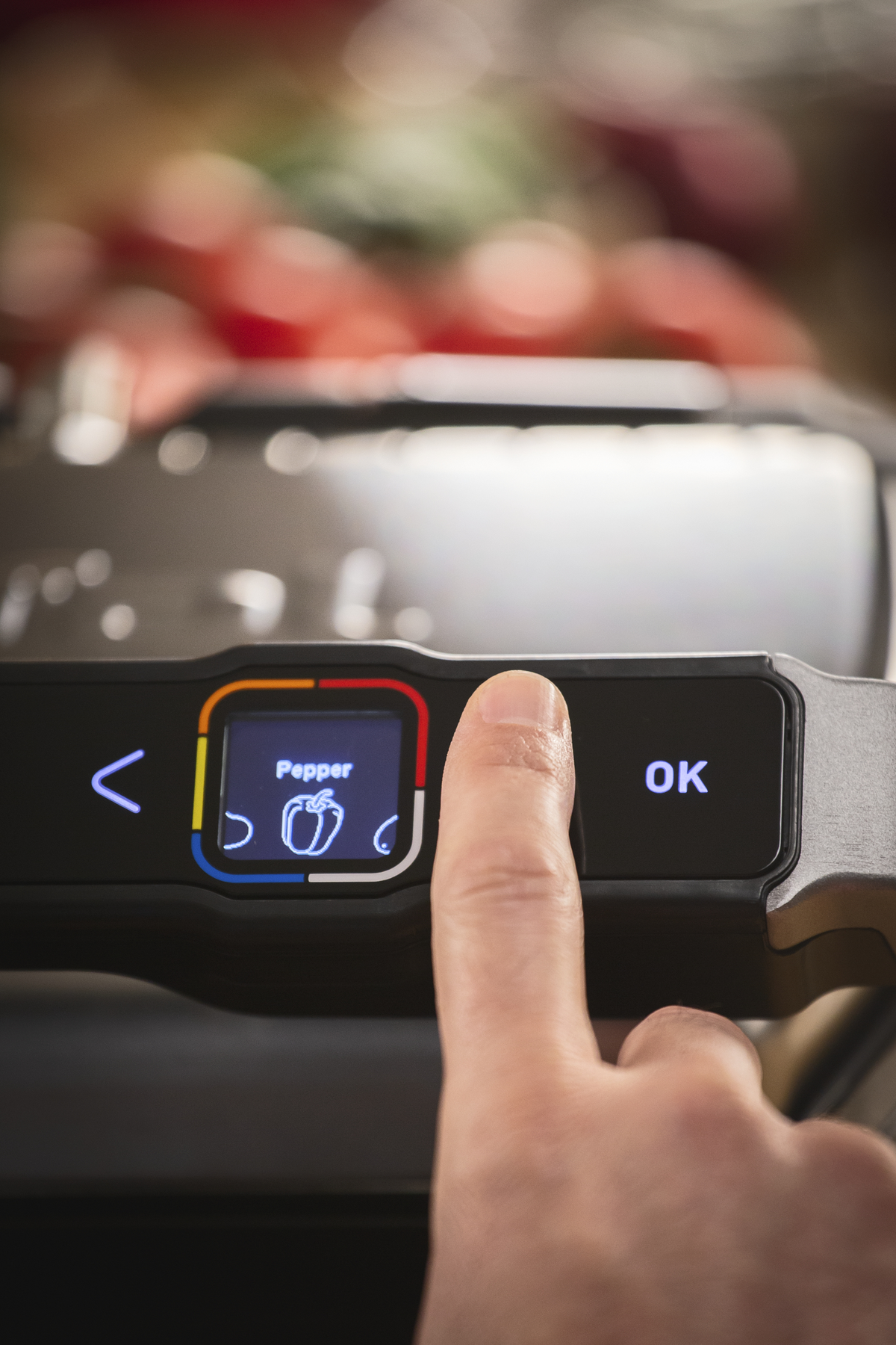 Wyświetlana jest biała szczotka do włosów z czerwonym włosiem i niebieską podstawką.