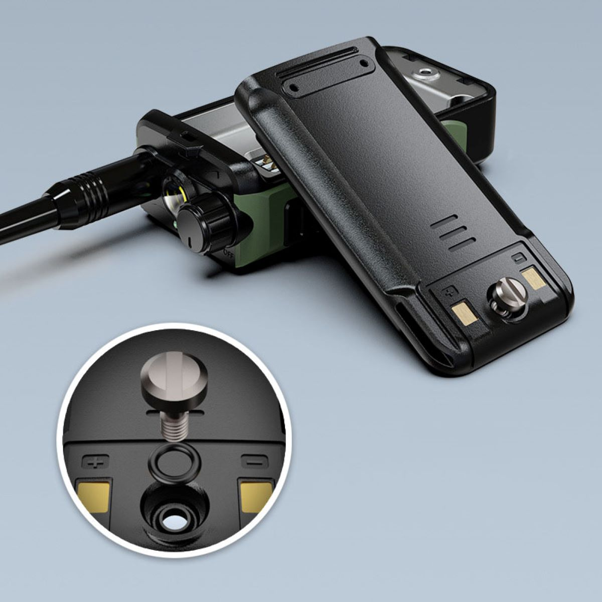 Ein Walkie-Talkie mit Akku. Eine Nahaufnahme zeigt eine Schraube und eine Verbindung.