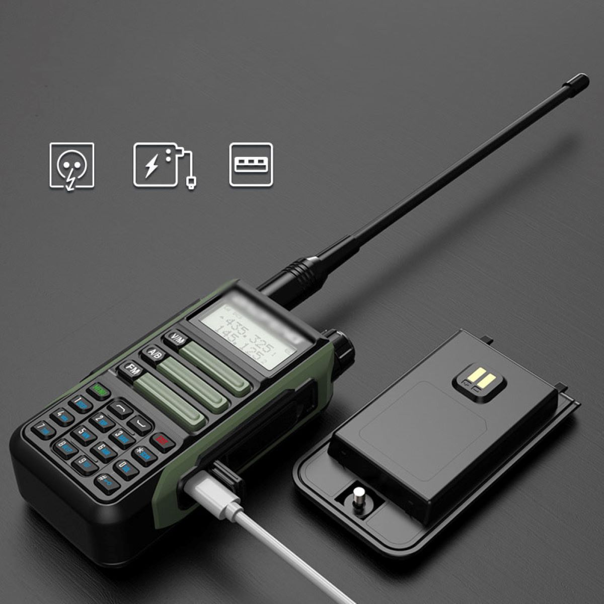 Ein schwarz-grünes Funkgerät mit schwarzer Antenne und Ladekabel, mit einem Akku.