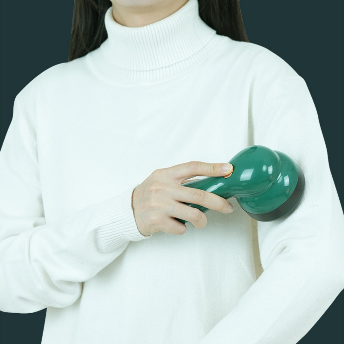 Eine Frau benutzt eine grüne Bürste an ihrem Arm, trägt einen weißen Pullover.