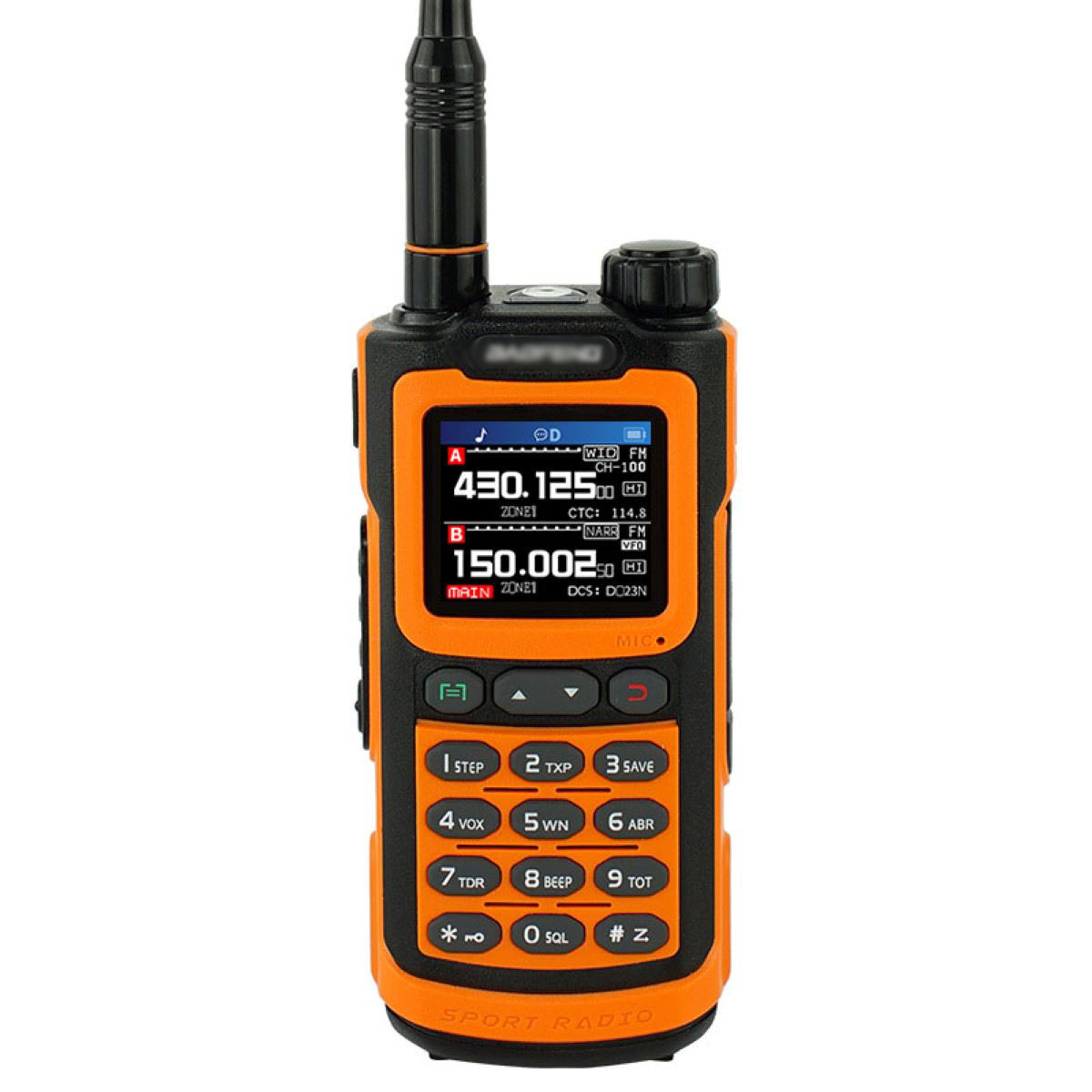 Orangefarbenes und schwarzes Handfunkgerät mit Bildschirm, Knöpfen und Antenne. Isoliert auf weißem Grund.