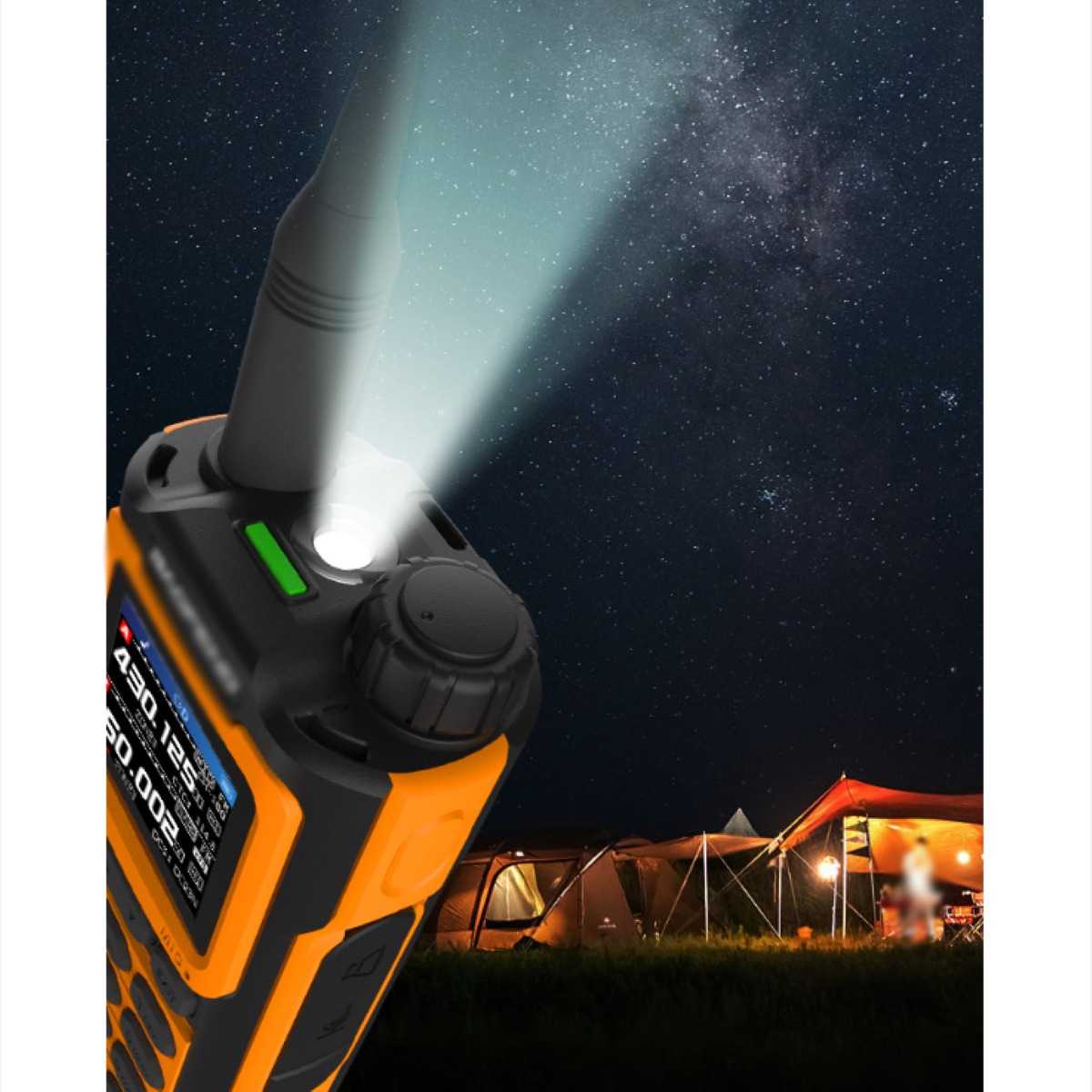 Orange und schwarzes Walkie-Talkie mit Lichtstrahl am Himmel. Ein Zelt ist im Hintergrund sichtbar.