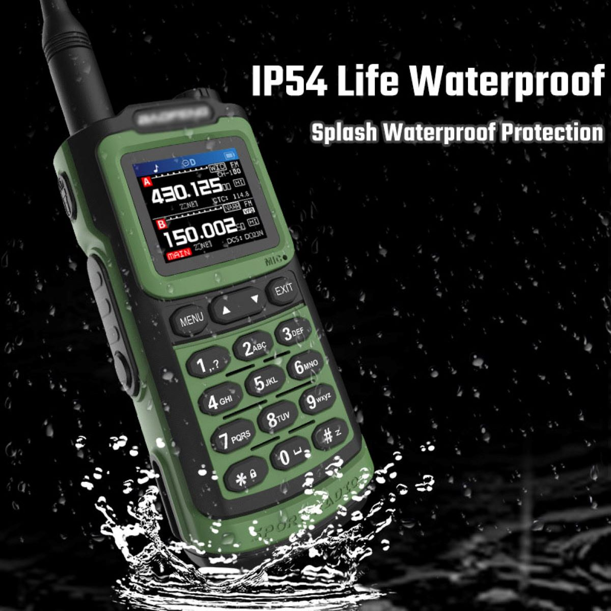 Ein grünes, wasserdichtes Walkie-Talkie mit Knöpfen und einem Bildschirm. Wasserspritzer im Hintergrund.