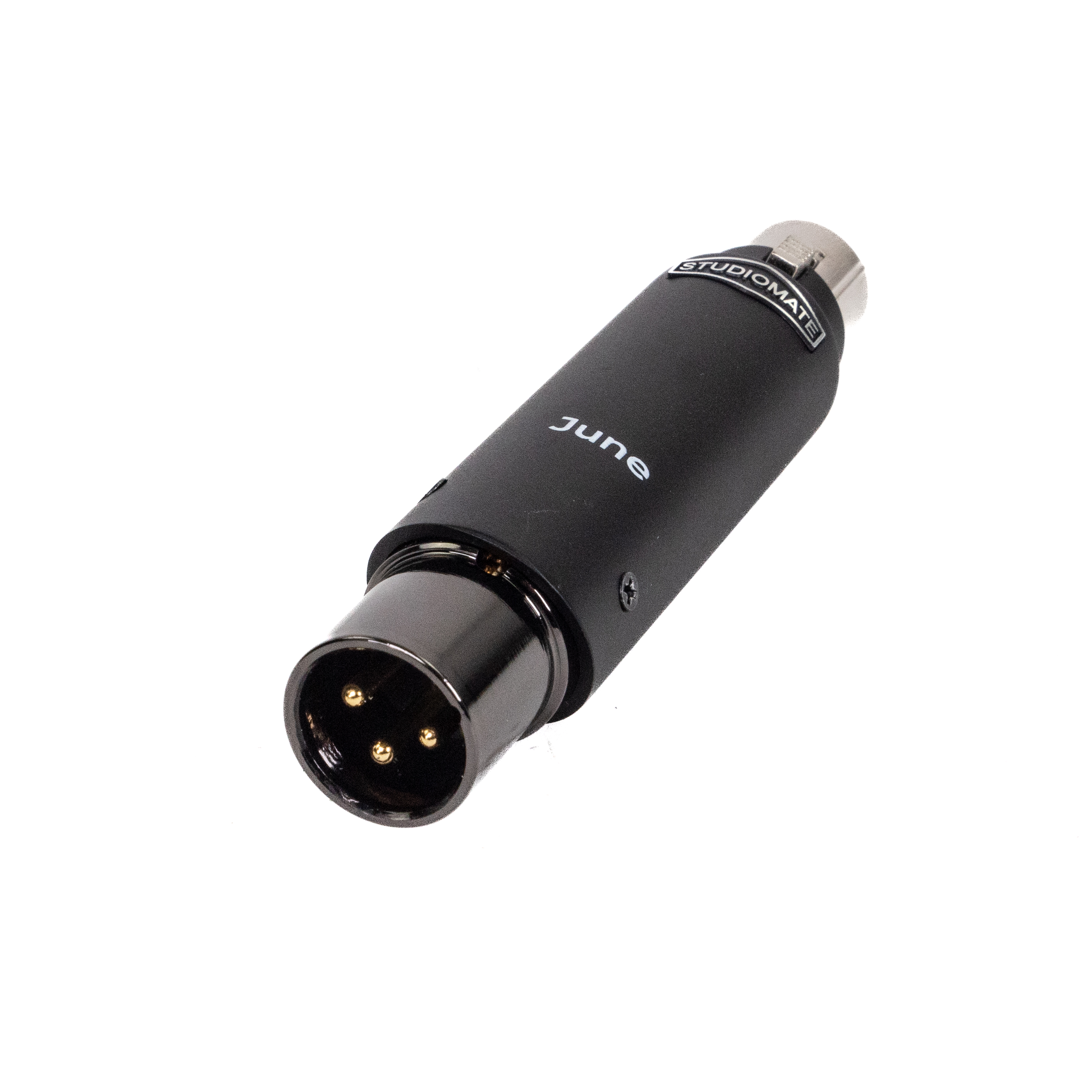 Ein schwarzer XLR-auf-1/4-Zoll-Audioadapter. Der Adapter ist mit 'june' und 'studiomate' beschriftet.