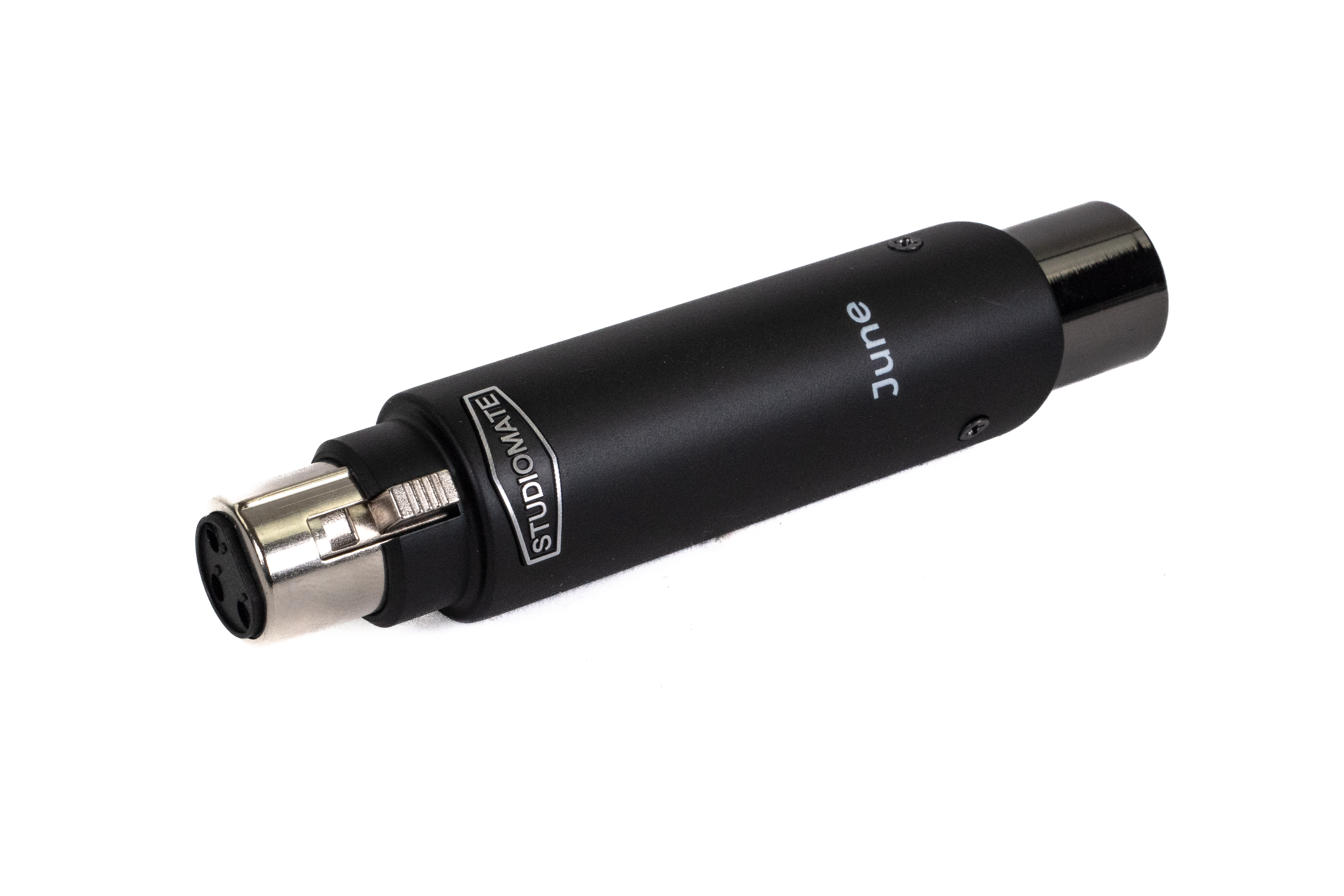 Ein schwarzer Audioadapter mit einem silbernen XLR-Stecker an einem Ende und einem schwarzen zylindrischen Körper mit einem Stecker.