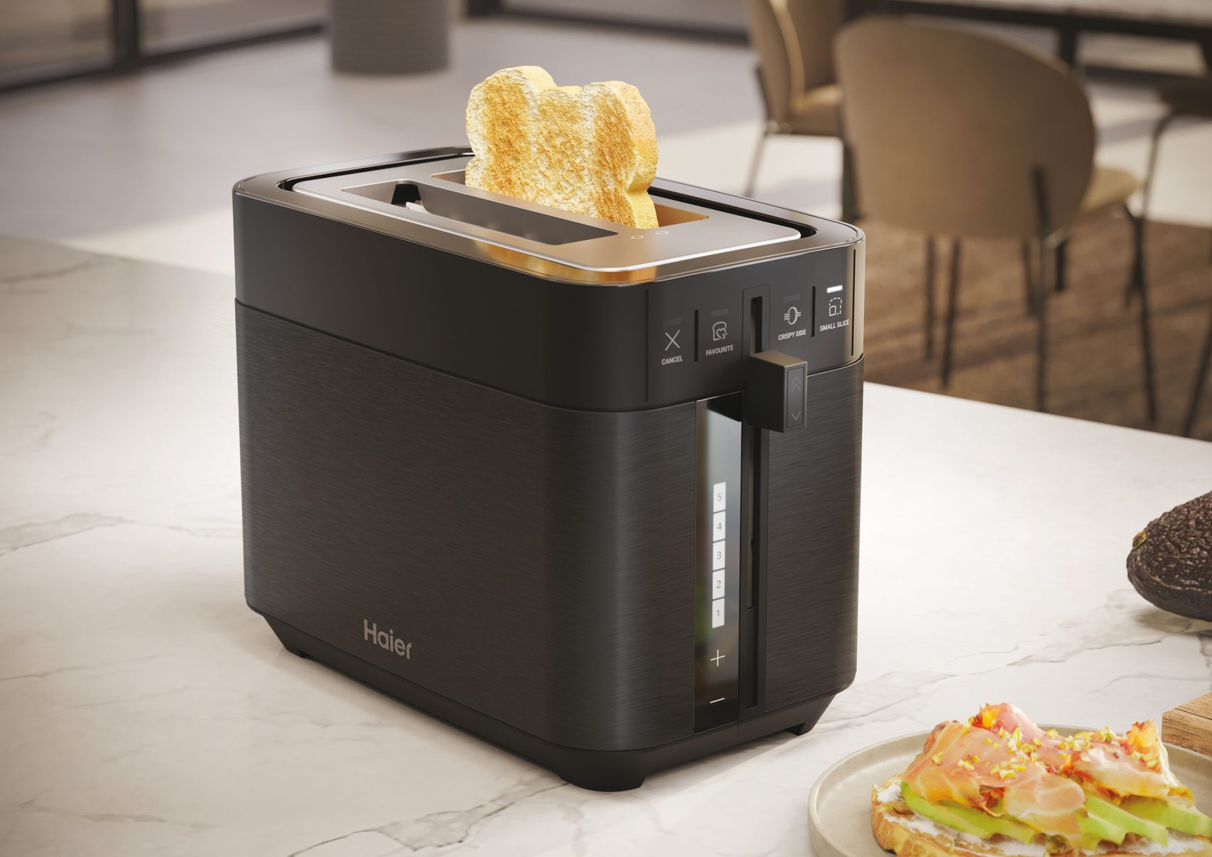 Czarny toster z chlebem w środku, talerz z jedzeniem i przyciskami z boku.
