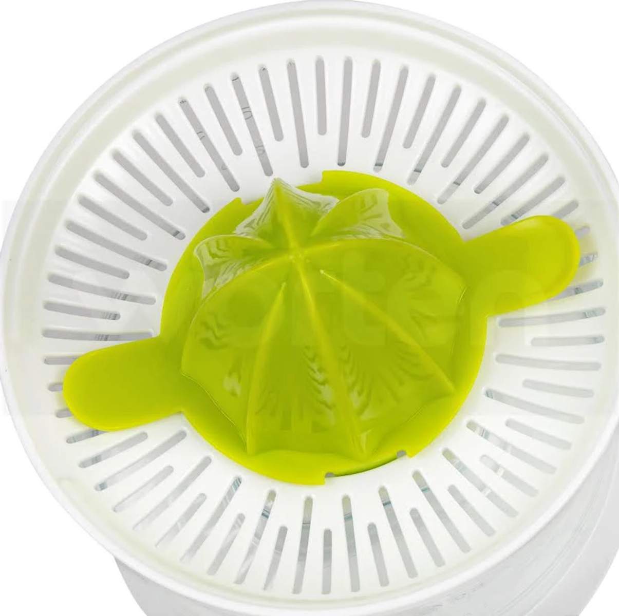 Exprimidor de cítricos verde lima. Base blanca, cono de plástico verde y asas. Primer plano sobre fondo blanco.
