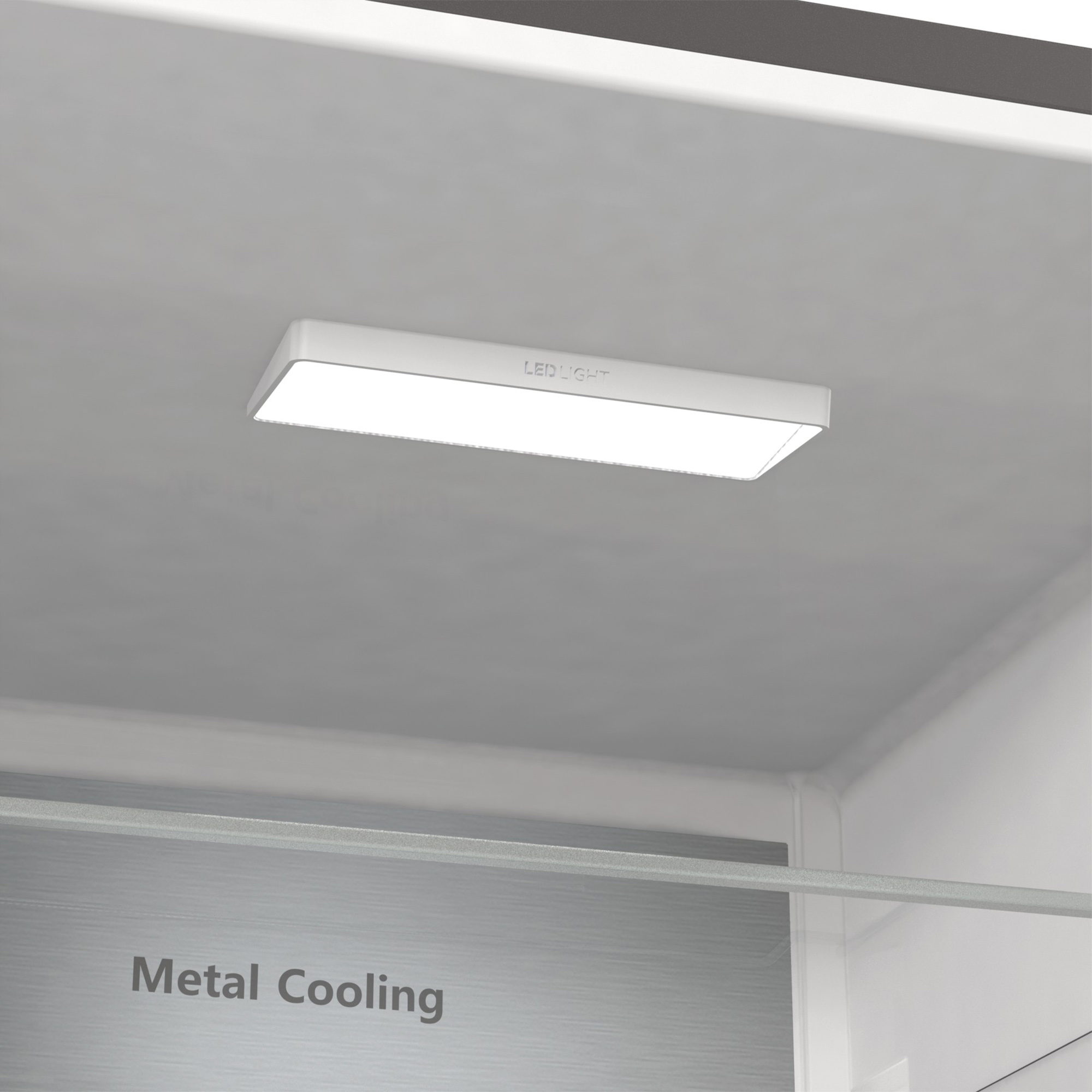 Nahaufnahme des Inneren eines Kühlschranks. Oben ist ein weißes LED-Licht zu sehen.