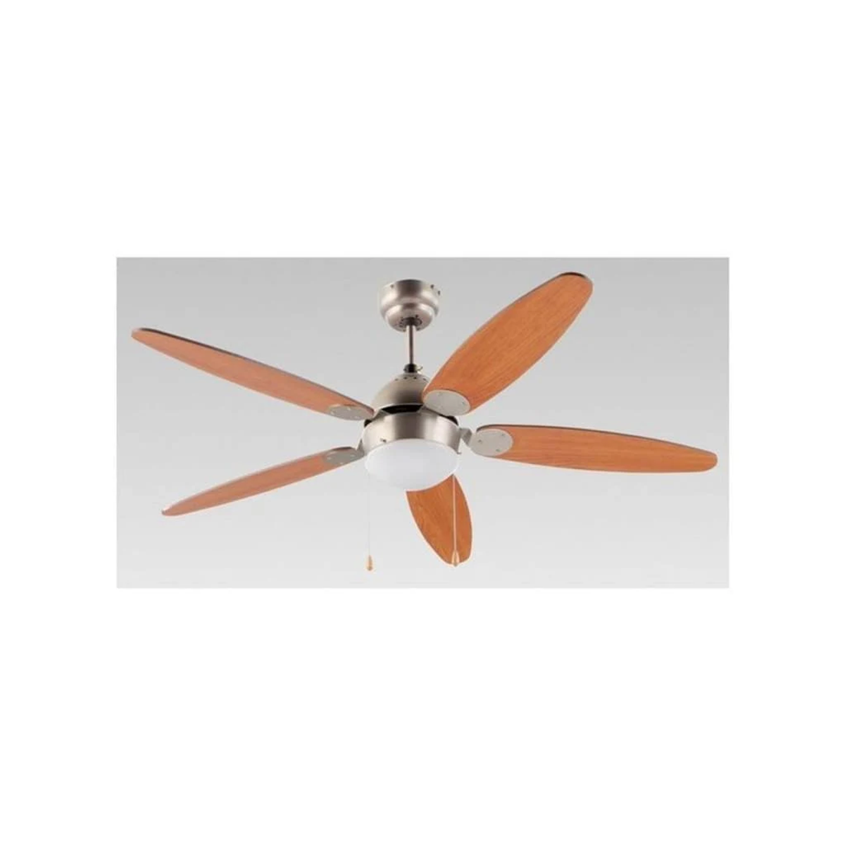 Ventilatore da soffitto con cinque pale in legno. Base argentata. Sfondo bianco.
