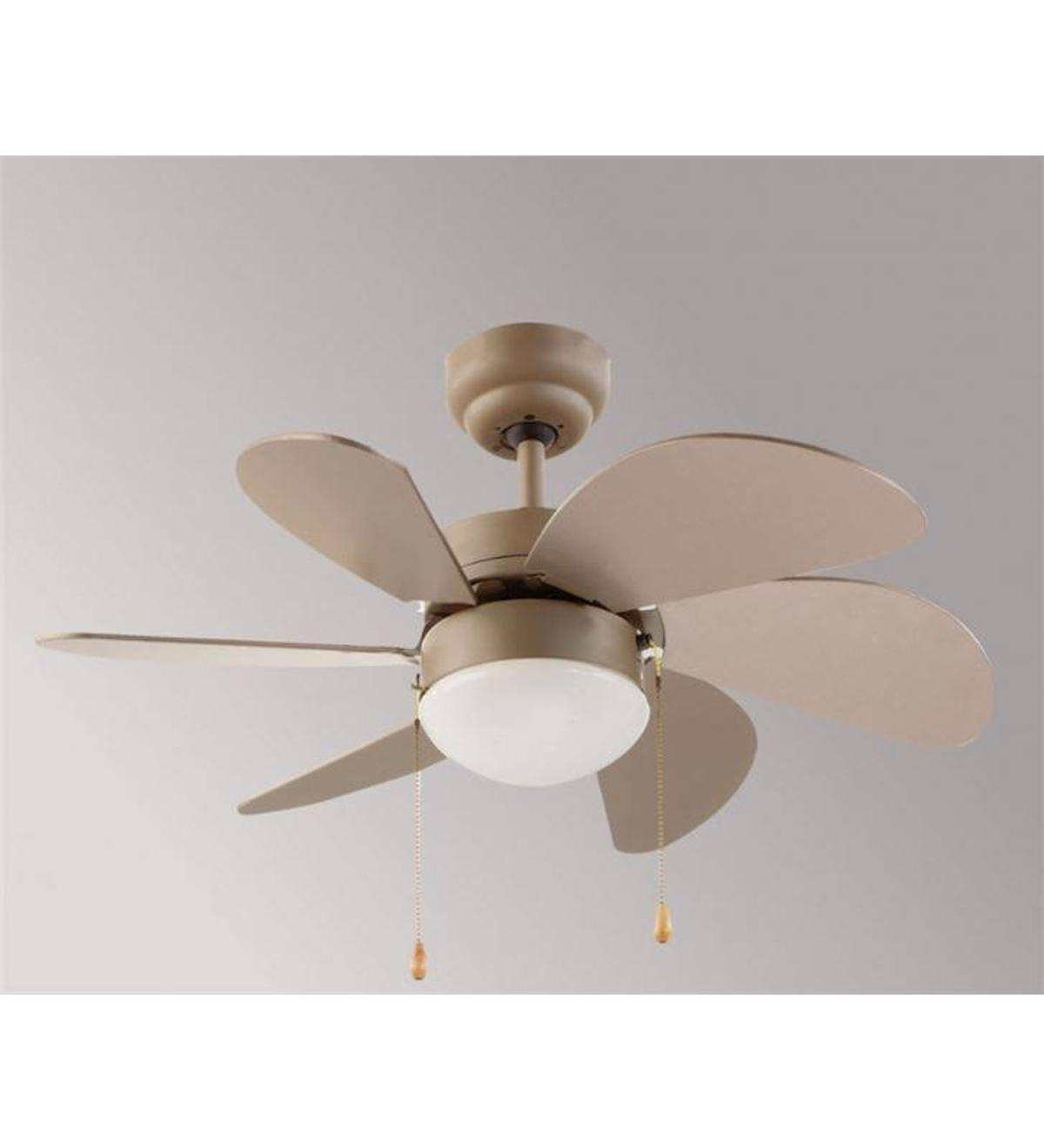 Ventilador de techo con seis aspas, luz central y dos cadenas colgantes. Color beige.