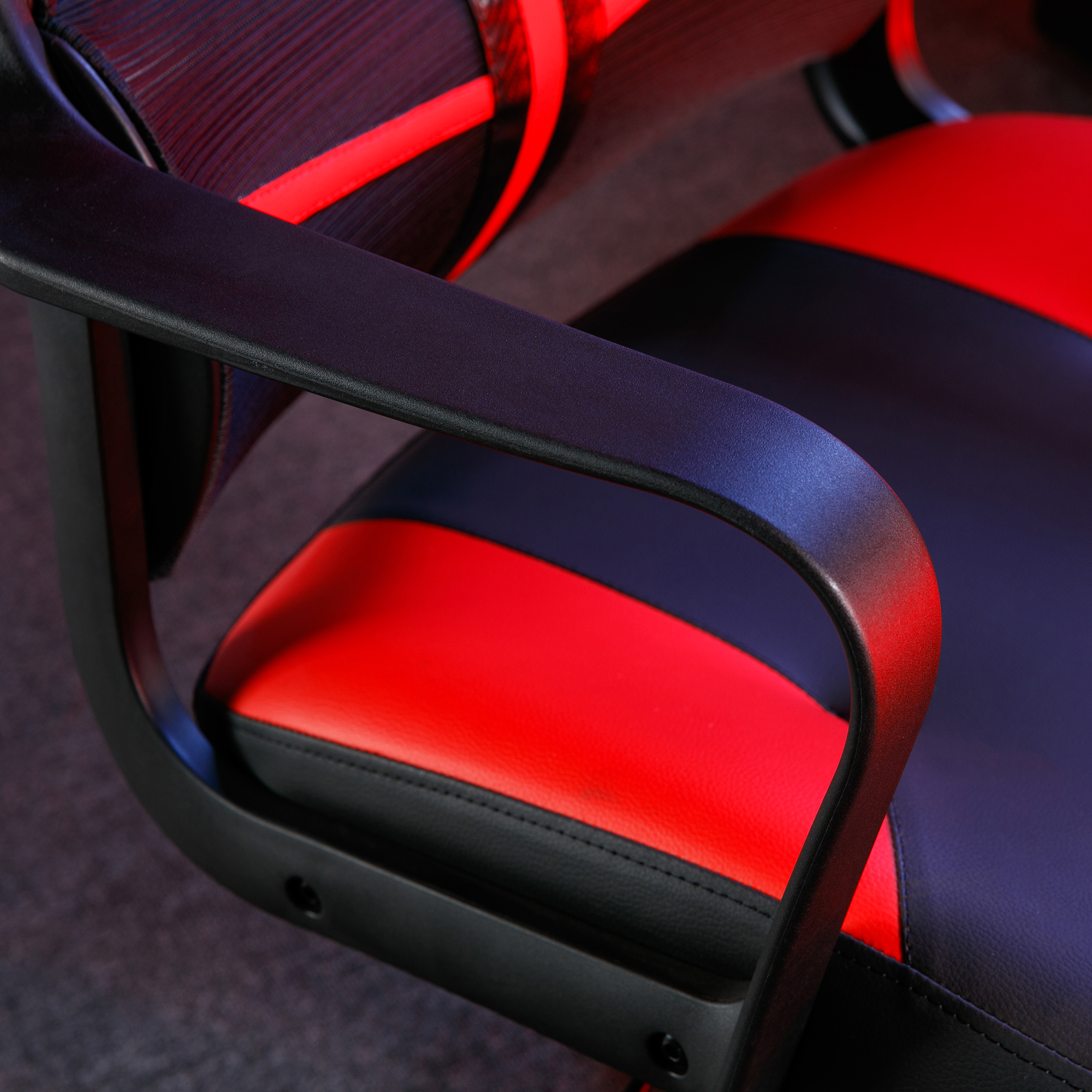 Schwarze und rote Gaming-Stuhl-Armlehne und Sitz mit roten und schwarzen Bereichen.
