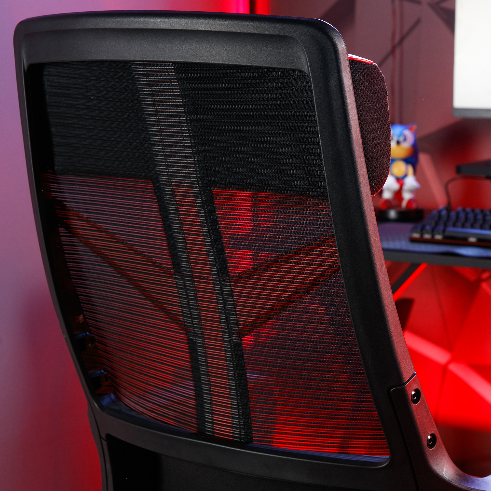Rückseite eines schwarzen Gaming-Stuhls mit roter Beleuchtung.