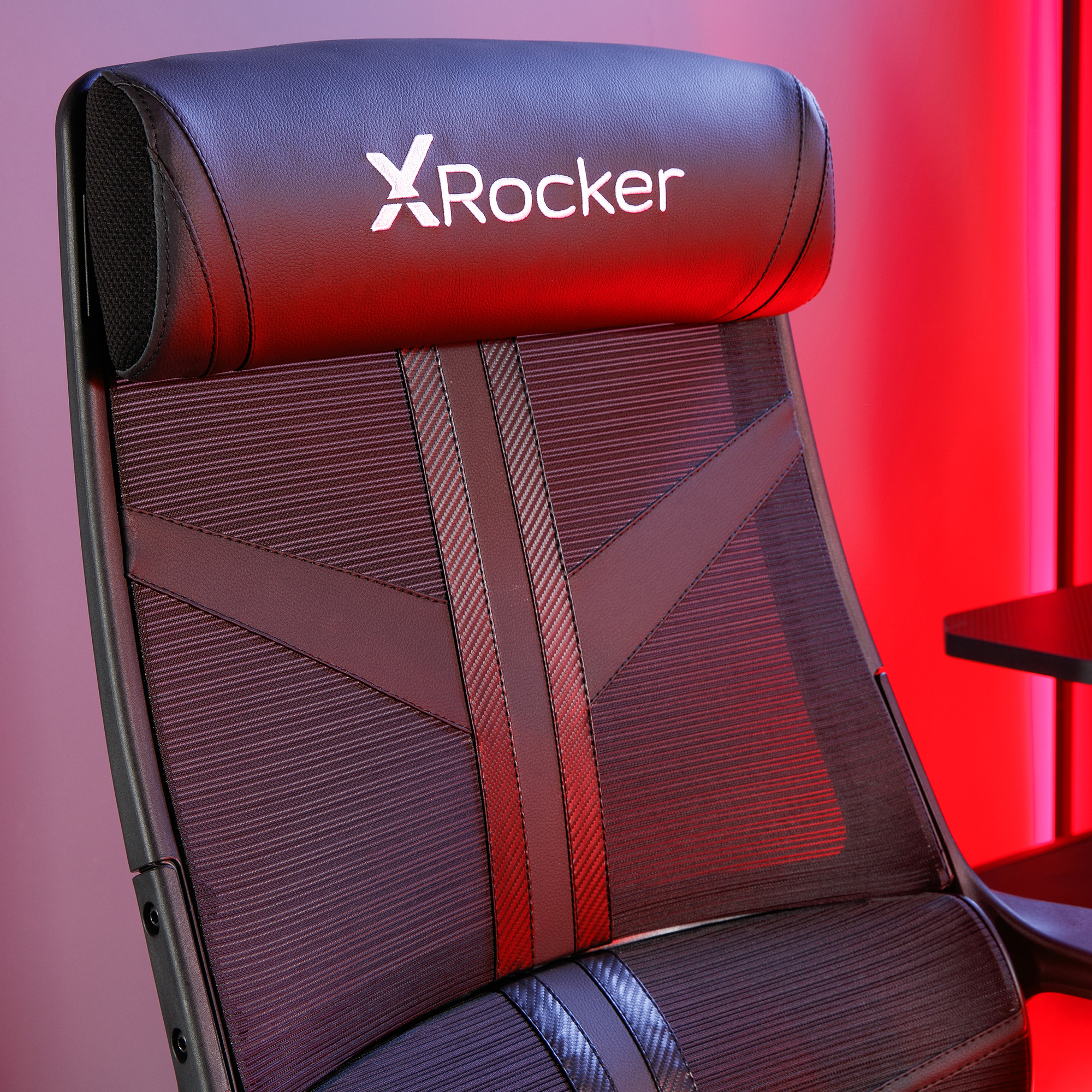 Gaming-Stuhl mit XRock-Logo, schwarzem Mesh-Rücken und roten Akzenten.