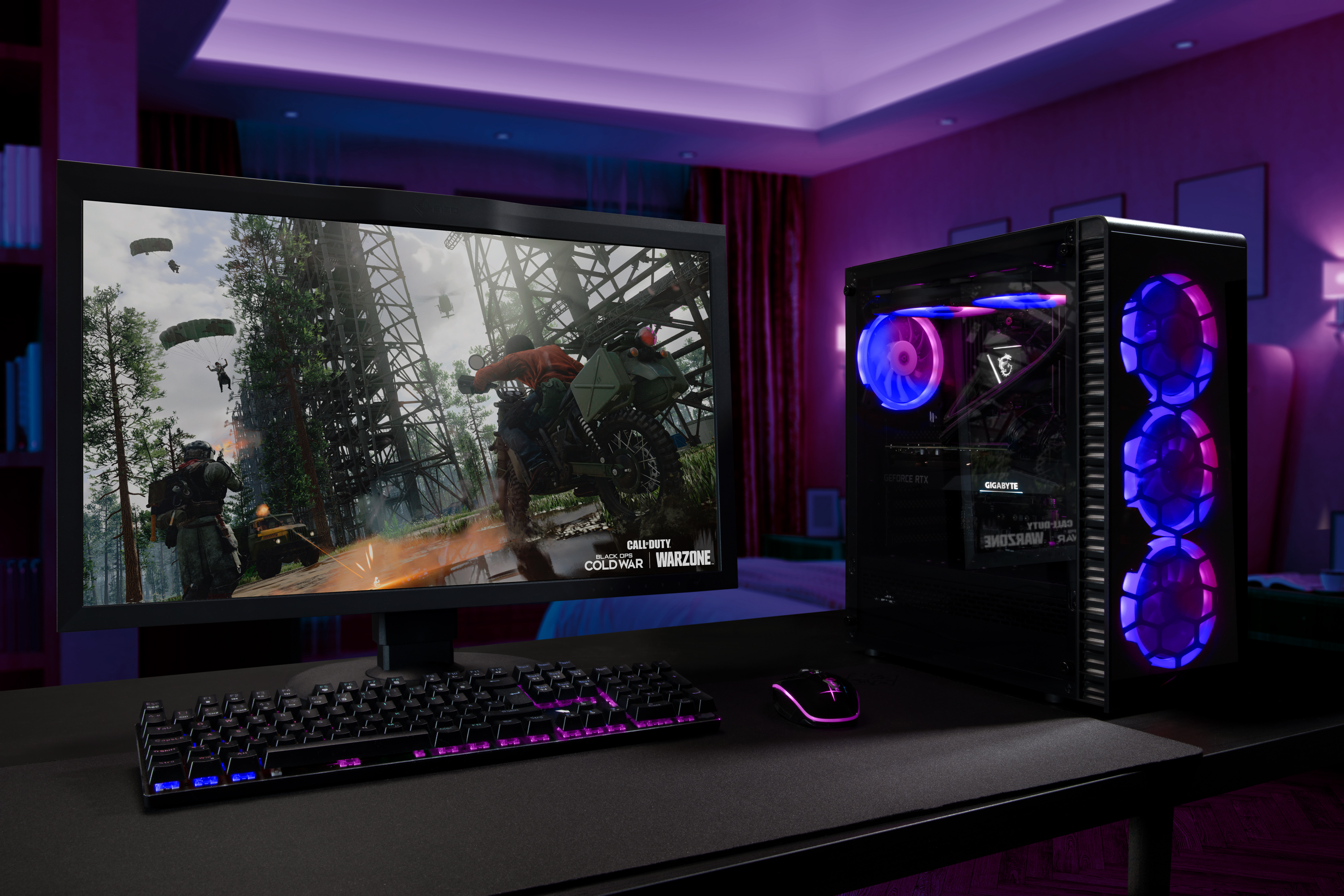Ein Gaming-Setup mit Computer, Monitor, Tastatur und Maus, in einem Raum mit lila Lichtern.
