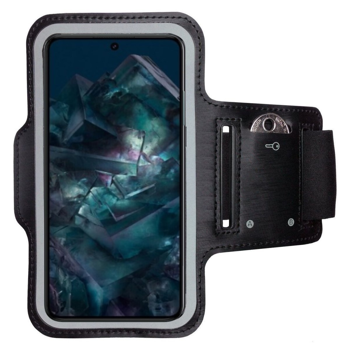 Ein Telefon in einer schwarzen Armbandhülle mit Münze und Schlüsseln auf weißem Grund.
