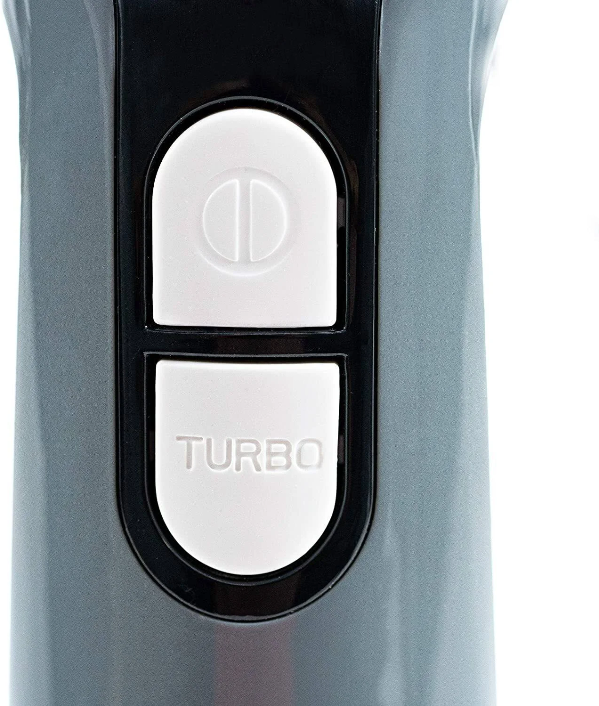 Batidora de mano gris y negra con botones de encendido y turbo.