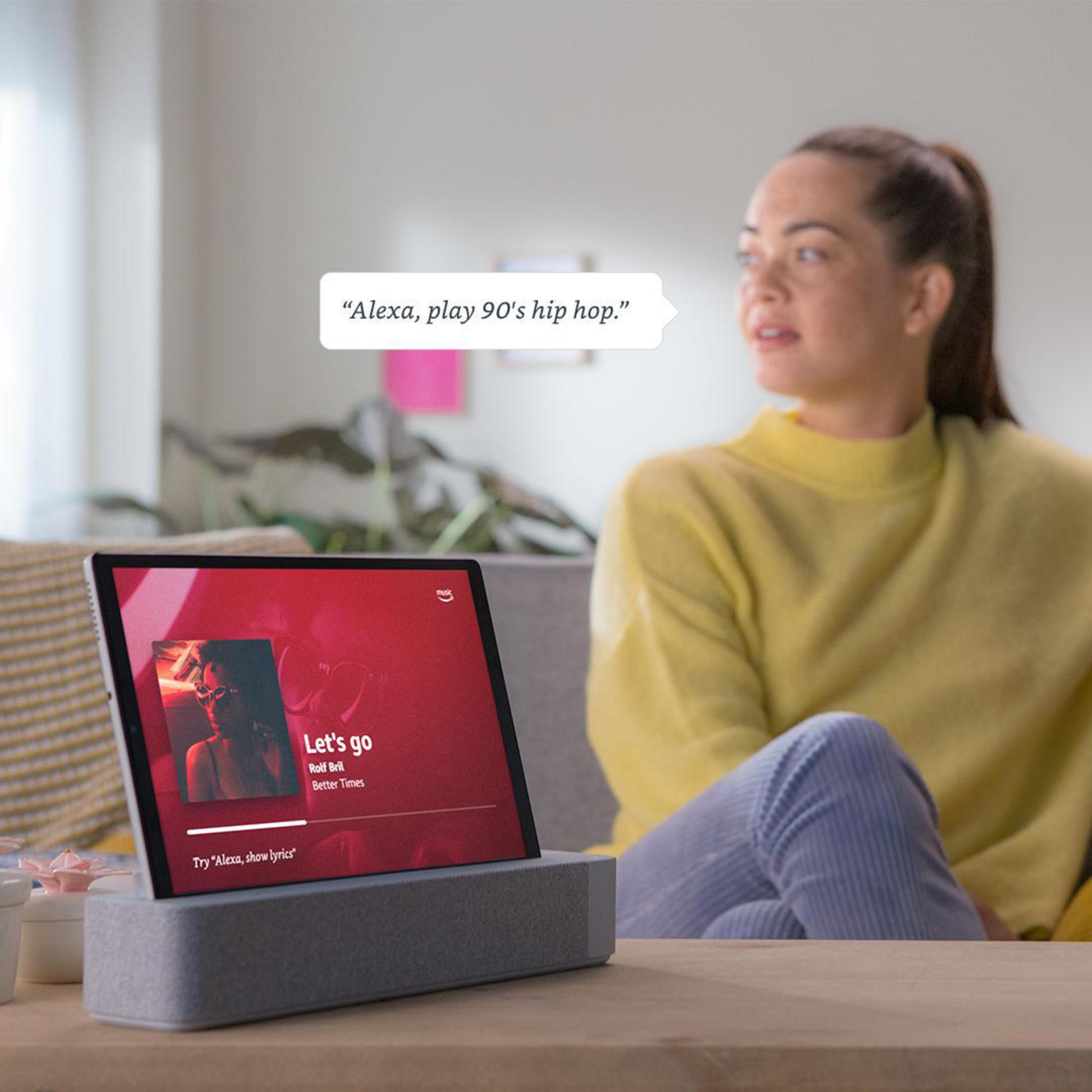 Frau mit Tablet auf Ständer, roter Bildschirm mit Musikinfo, Textblase: Spiele 90er Hip-Hop.