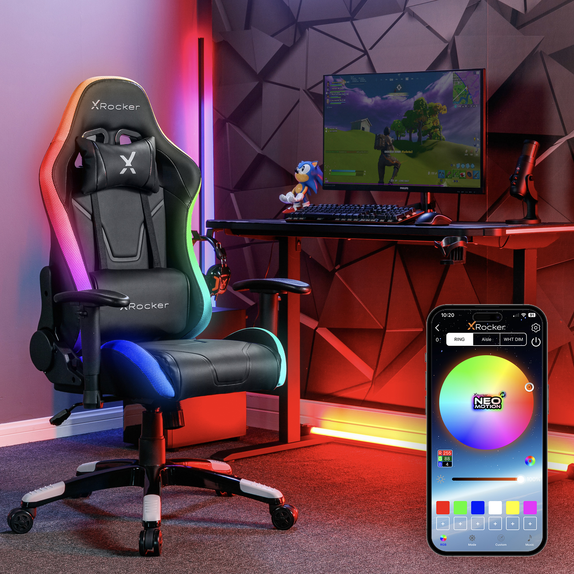 Gaming-Setup mit XRocking-Stuhl, Monitor, Telefon mit RGB-Steuerung. Rotes und blaues Licht.