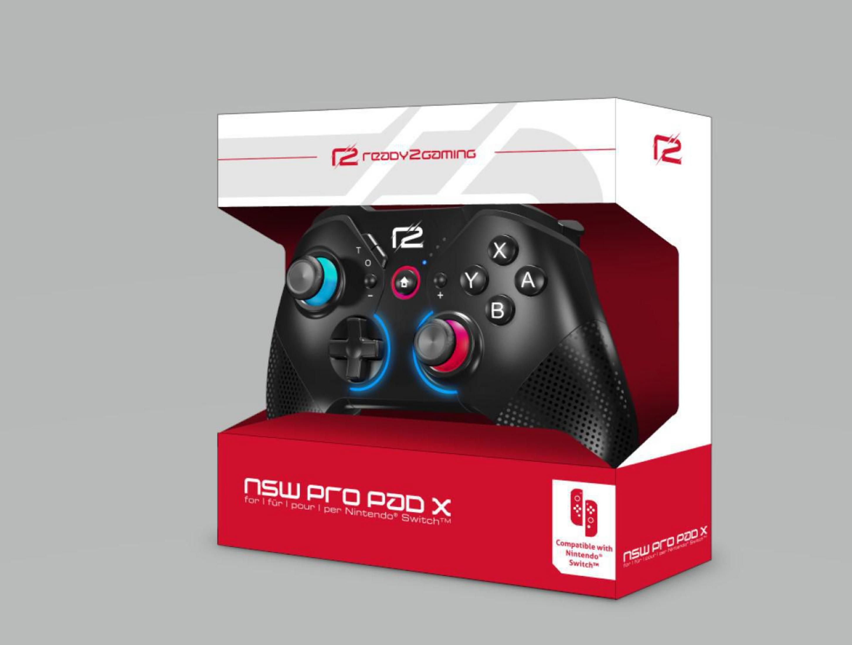 Manette noire dans une boîte blanche et rouge. La manette a des boutons bleus et rouges. La boîte indique 'NSW PRO PAD X'.