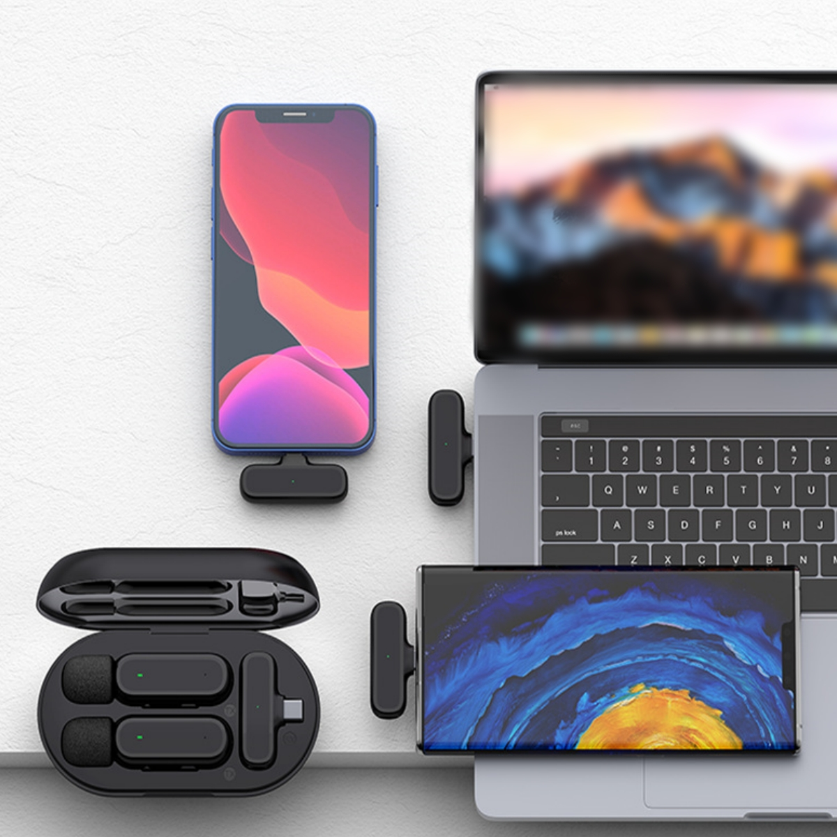 Geräte: Telefon, Laptop und Zubehör. Drahtlose Mikrofone und Aufladen. Weißer Hintergrund.