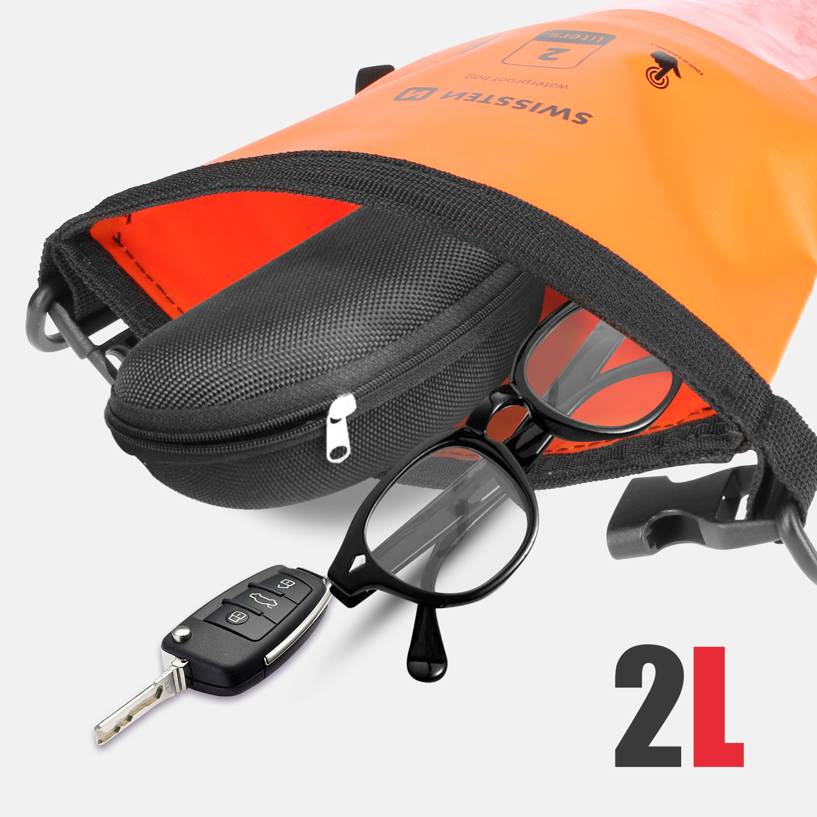 Eine orangefarbene wasserdichte Tasche mit einem schwarzen Brillenetui, Brille und Schlüsseln. Die Tasche ist offen.