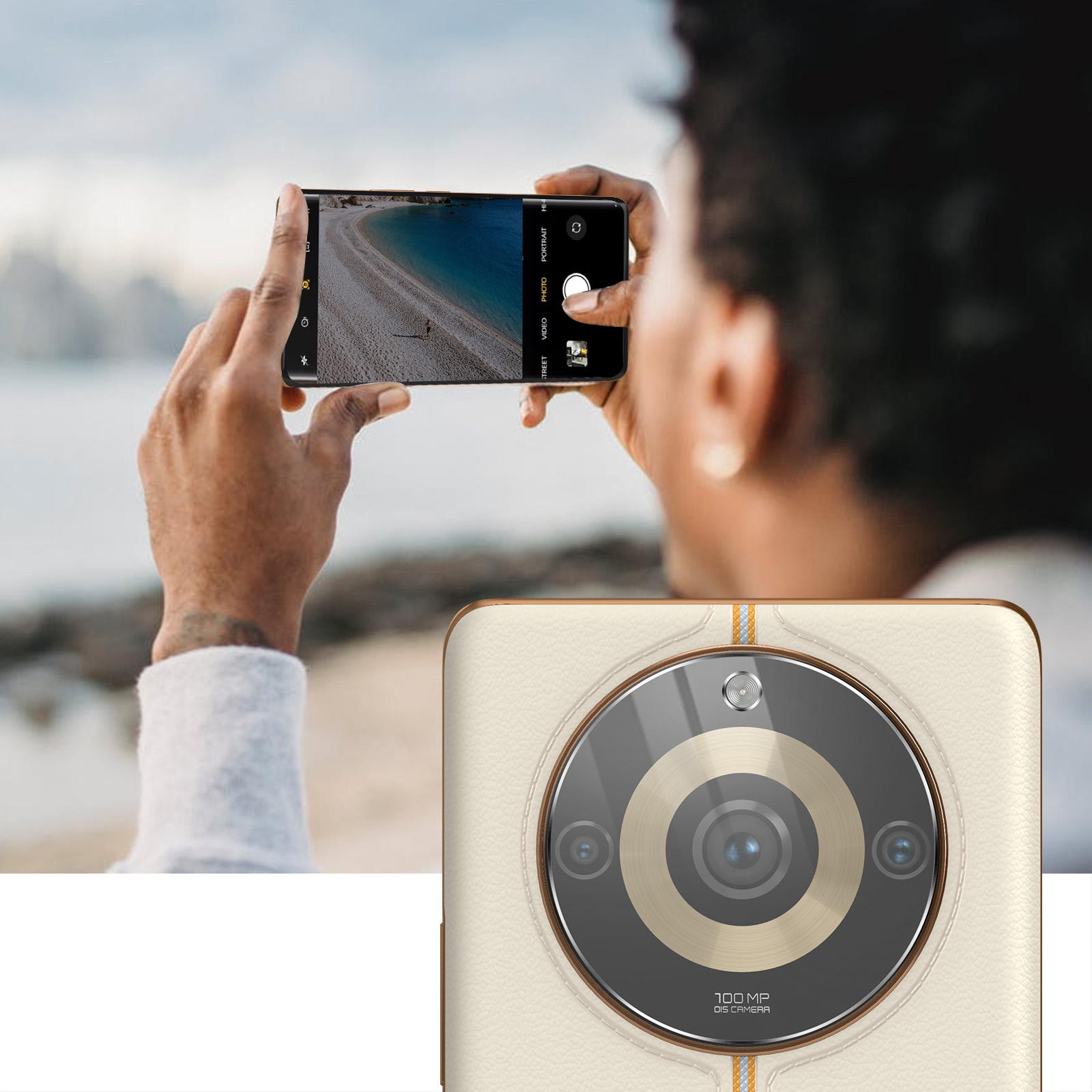 Persona che tiene in mano un telefono, scattando una foto di una scena sulla spiaggia. Il telefono ha un grande obiettivo.