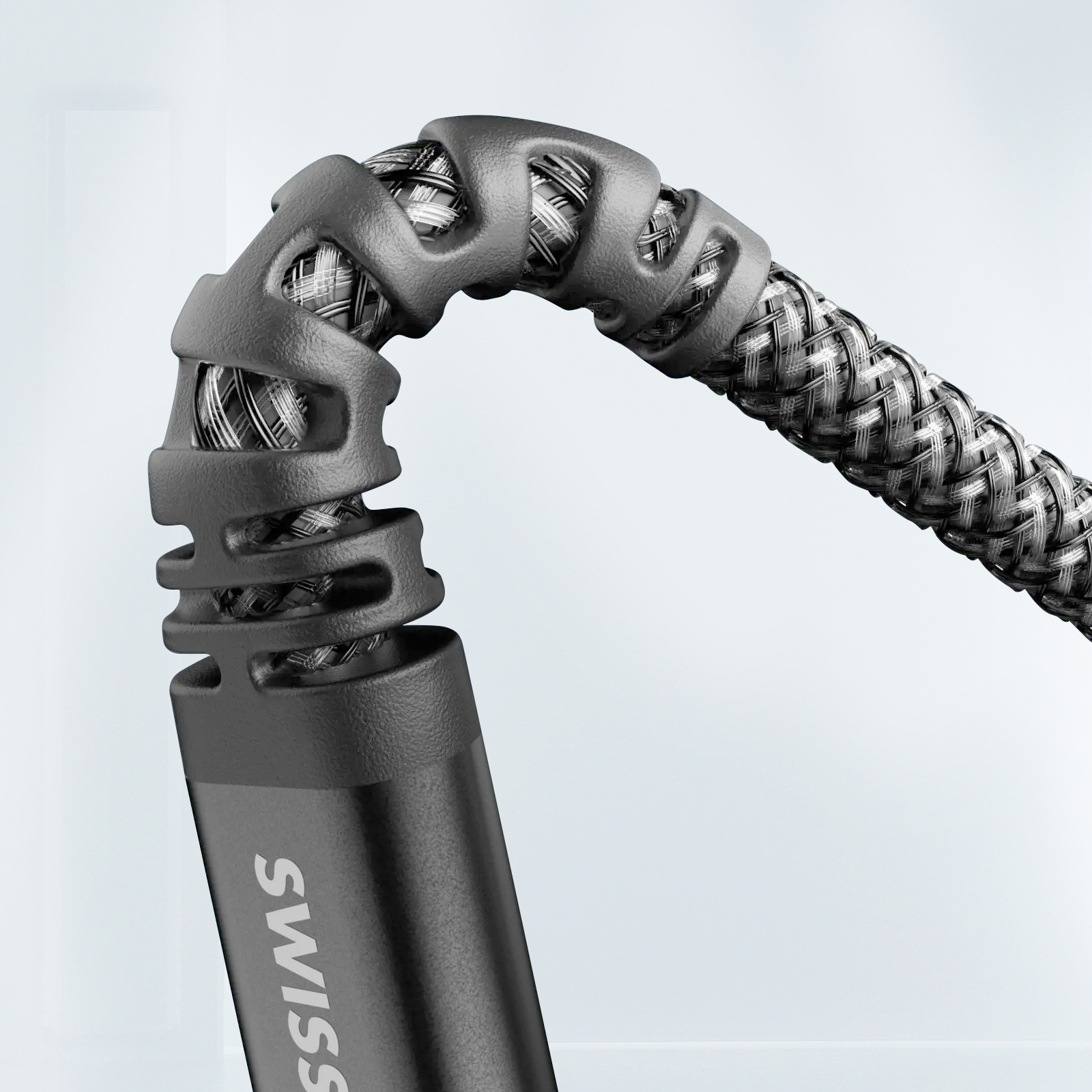 Schwarz-silber geflochtenes Kabel mit schwarzem Stecker, leicht gebogen.