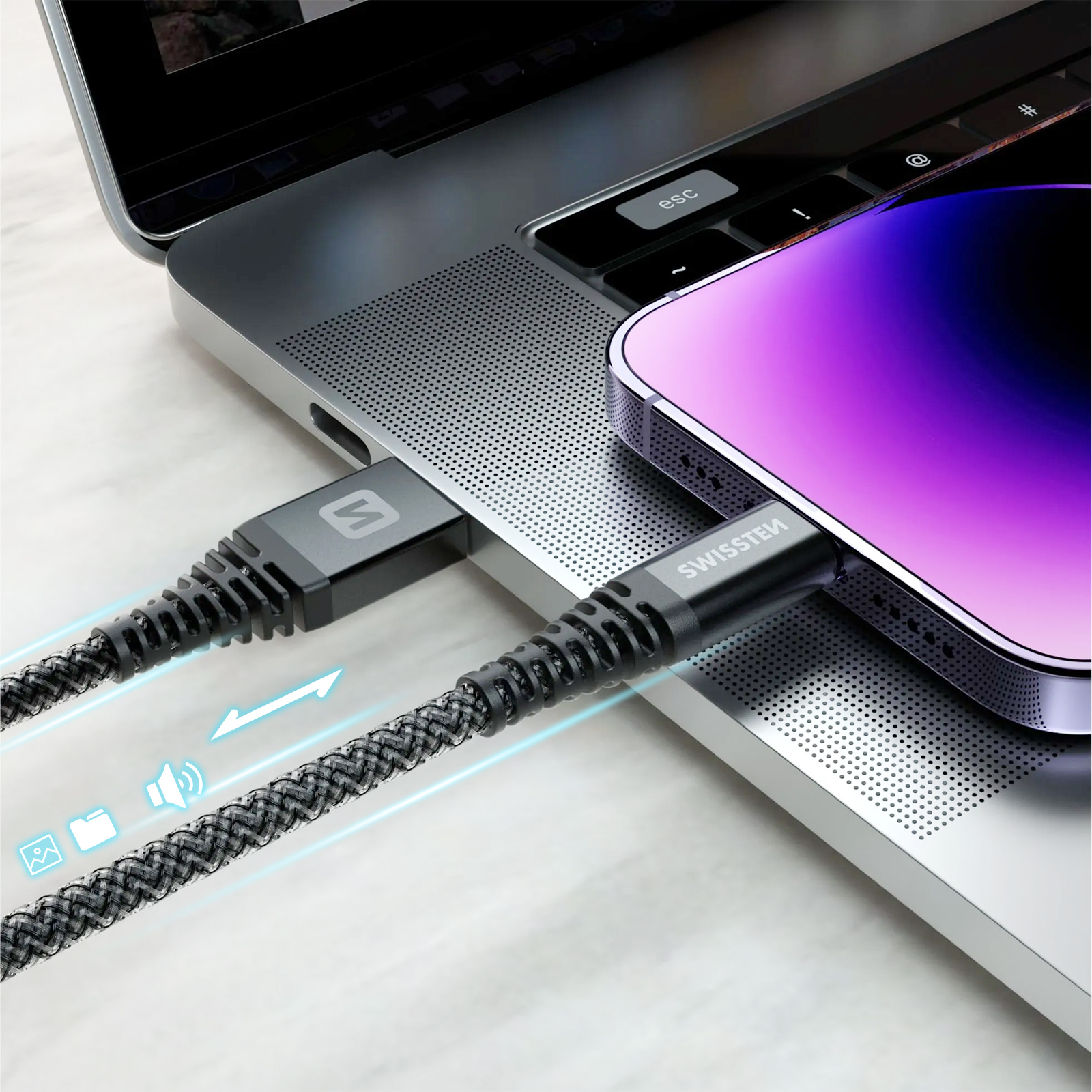 Laptop mit Ladekabel, das mit einem Telefon verbunden ist. Kabel hat Swissstem Logo.