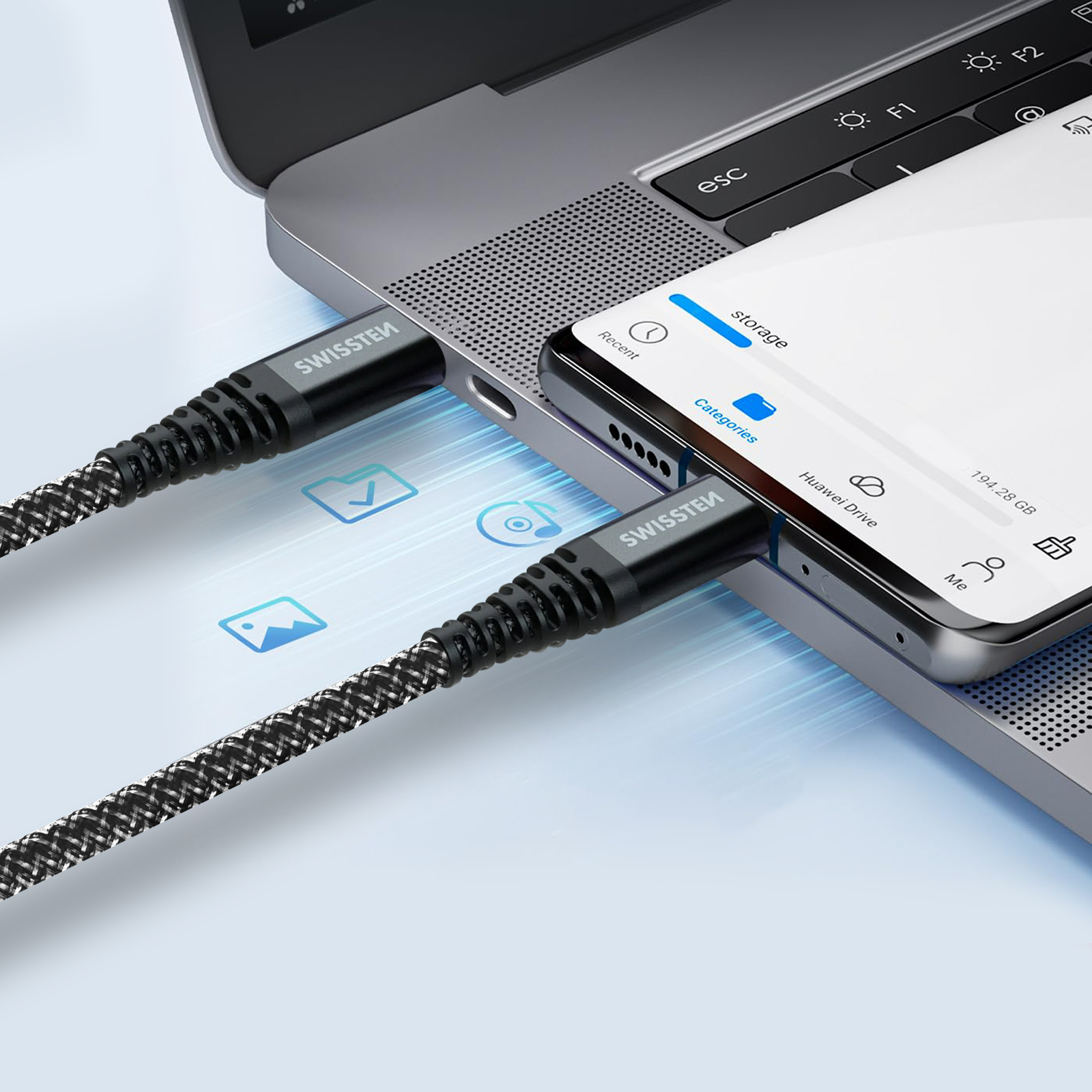 Un telefono è collegato a un laptop con un cavo USB nero e grigio. Il telefono mostra le opzioni di archiviazione.