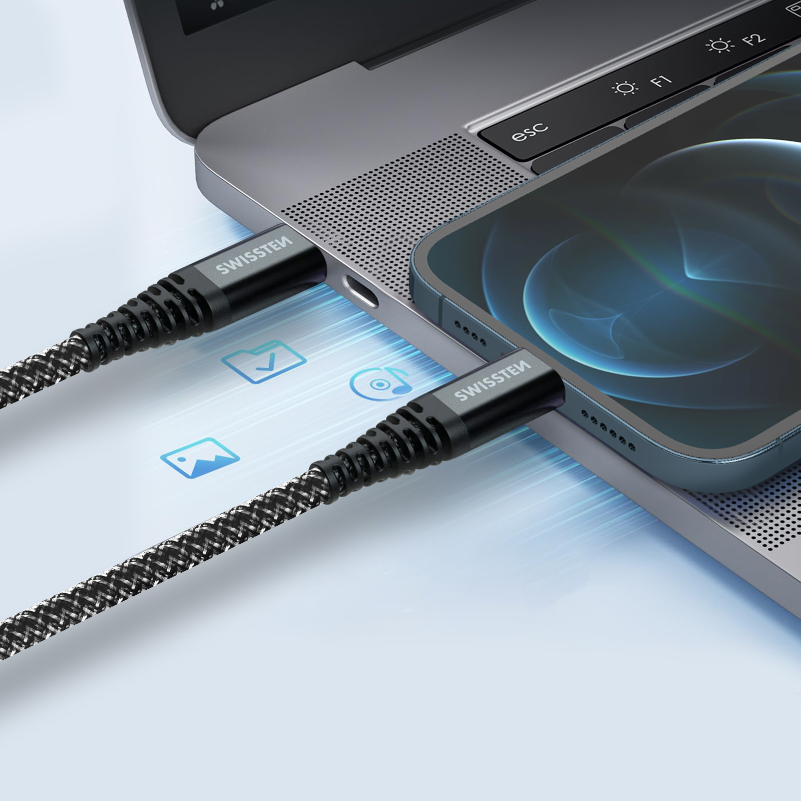 Laptop, Telefon und USB-C-Kabel. Das Kabel ist mit beiden Geräten verbunden.