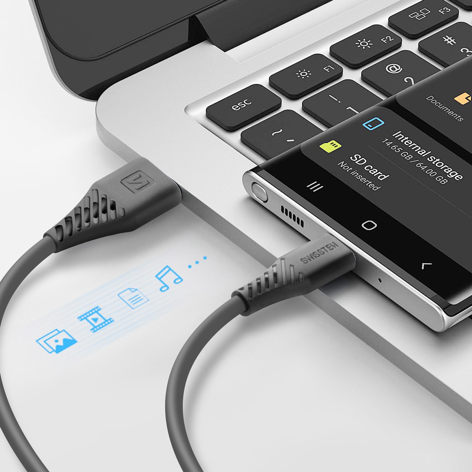 Telefon mit USB-Kabel verbunden, zeigt Datenübertragungssymbole auf hellem Hintergrund.