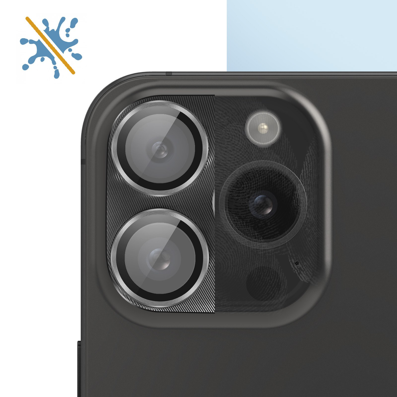 Un primo piano del modulo fotocamera di un telefono con tre lenti, sfondo nero.