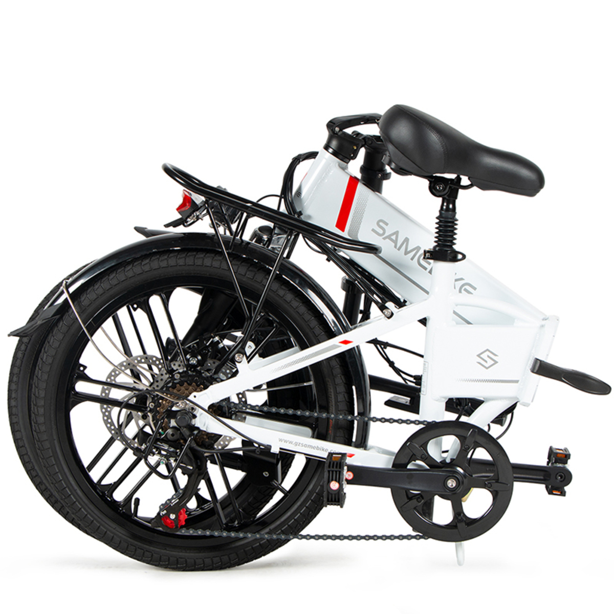 Gefaltetes weiß-schwarzes Elektrofahrrad mit roten Akzenten. Weißer Hintergrund.