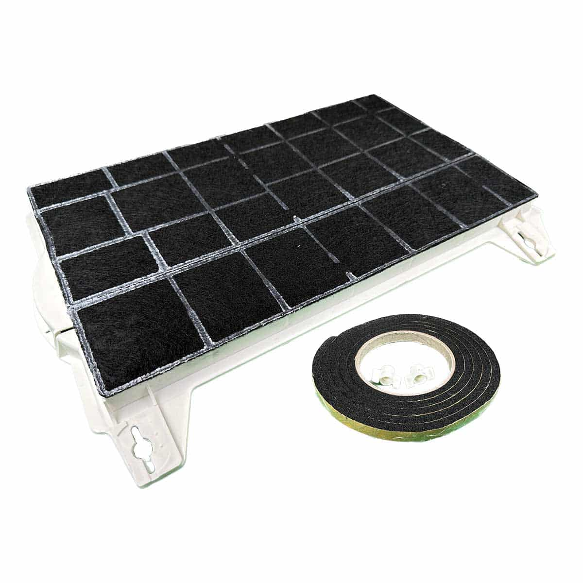 Schwarzer Luftfilter mit weißem Rahmen und eine Rolle schwarzes Schaumband auf weißem Hintergrund.