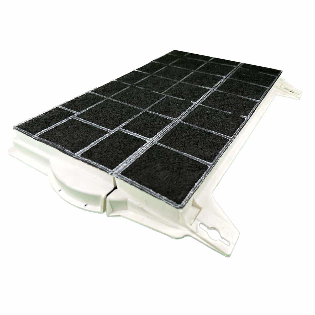 Ein rechteckiger schwarzer Aktivkohlefilter in einem weißen Rahmen. Der Filter ist in viele kleine Quadrate unterteilt.